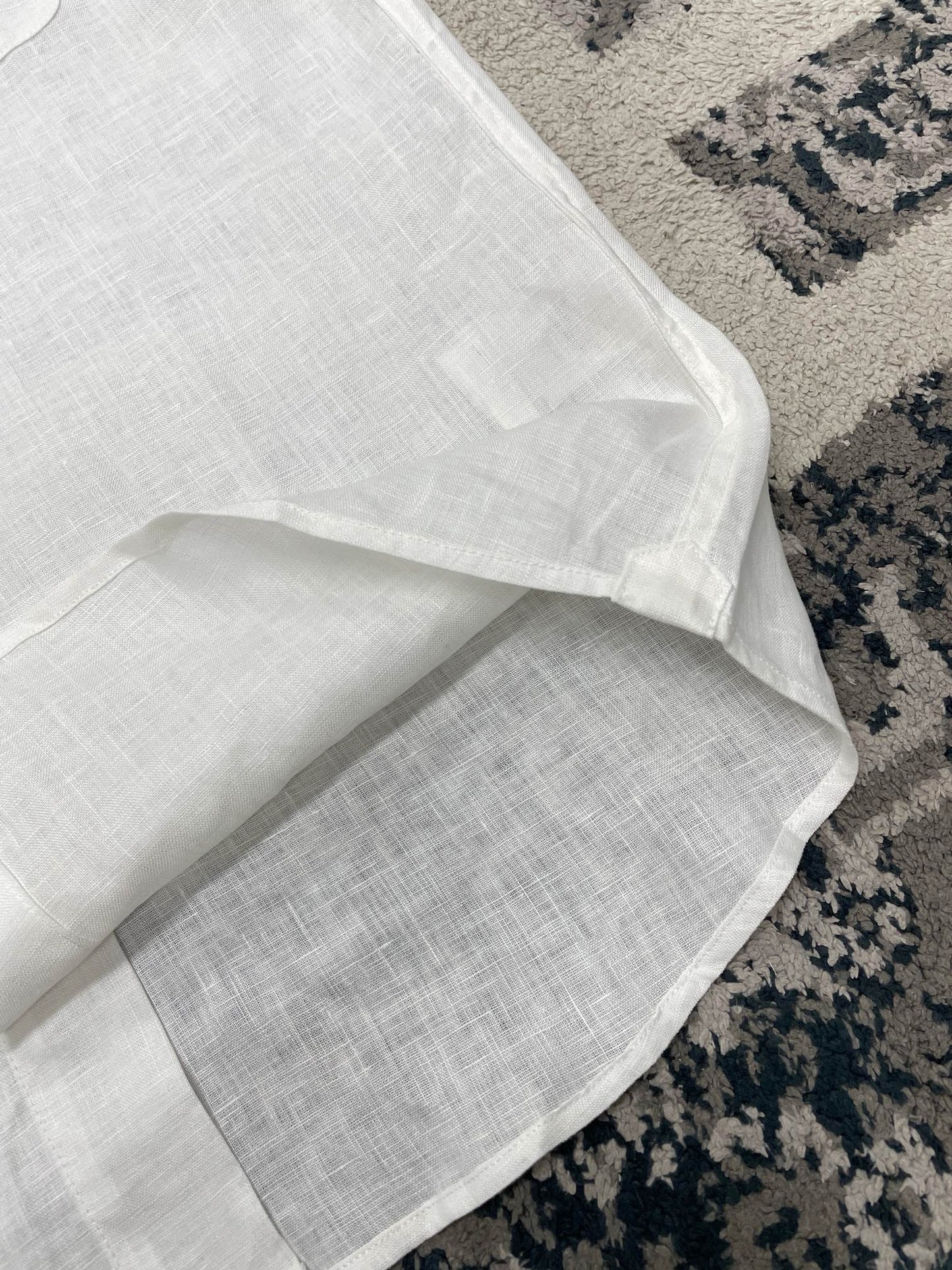 قميص أزرق وأبيض