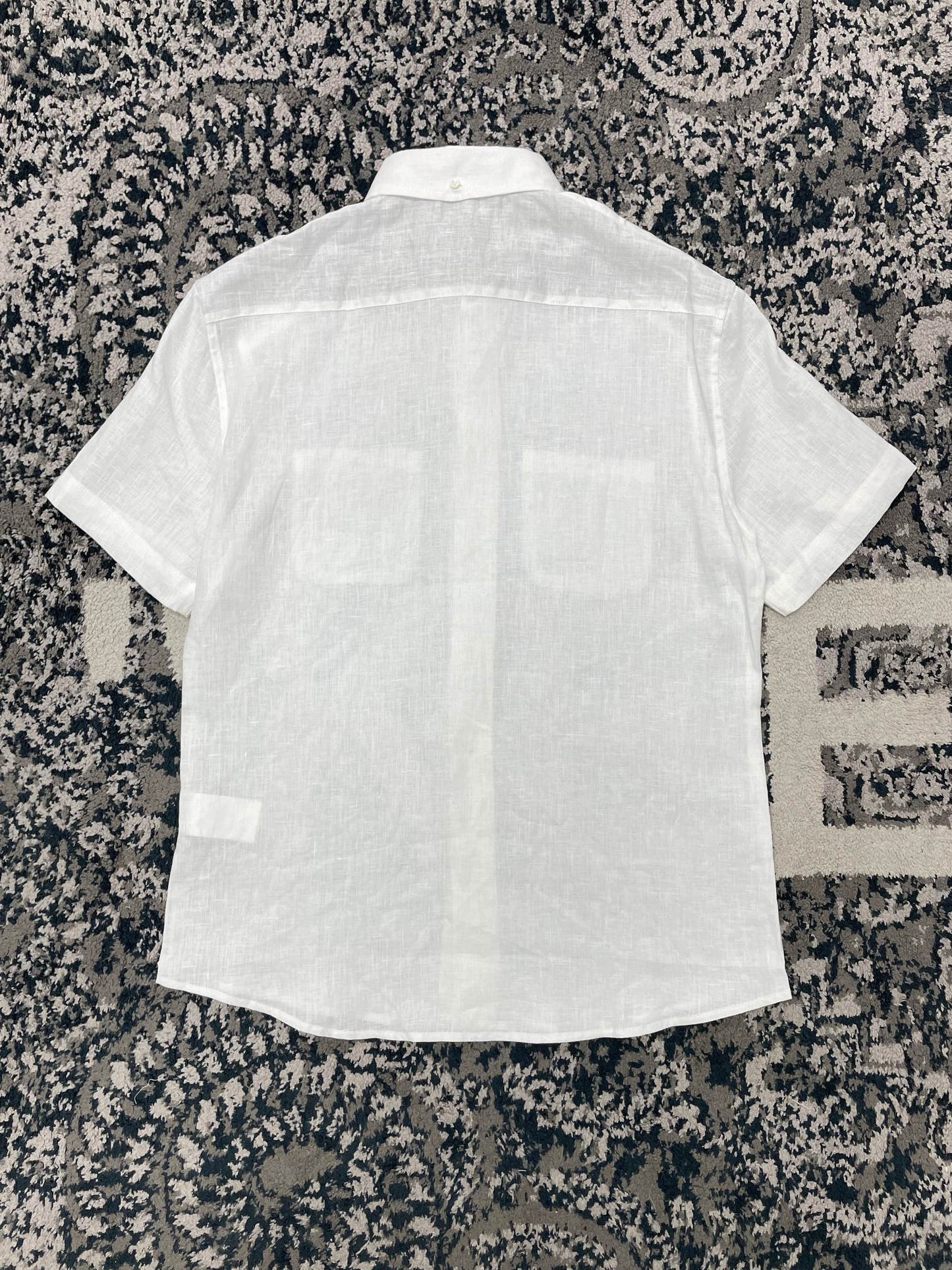 قميص أزرق وأبيض