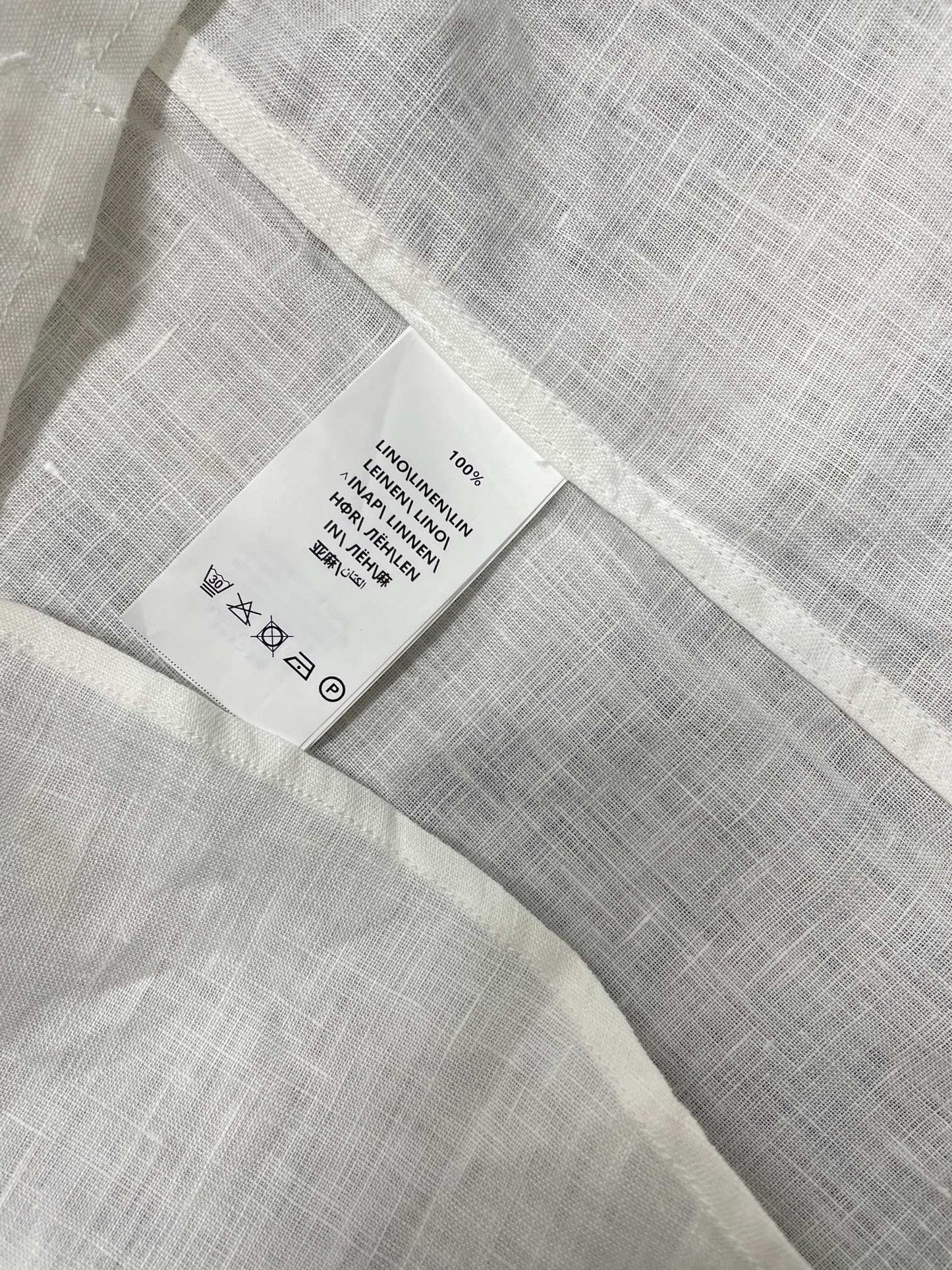 قميص أزرق وأبيض