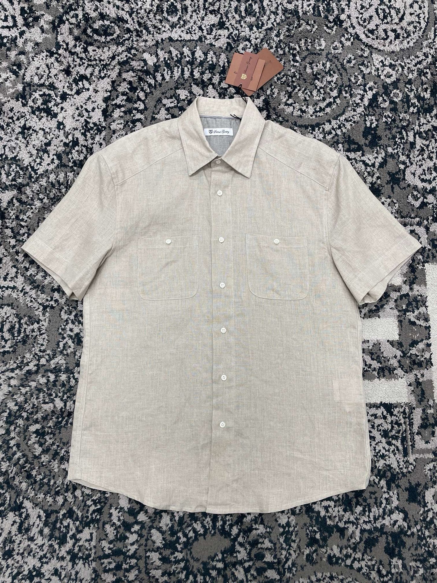 قميص أزرق وأبيض