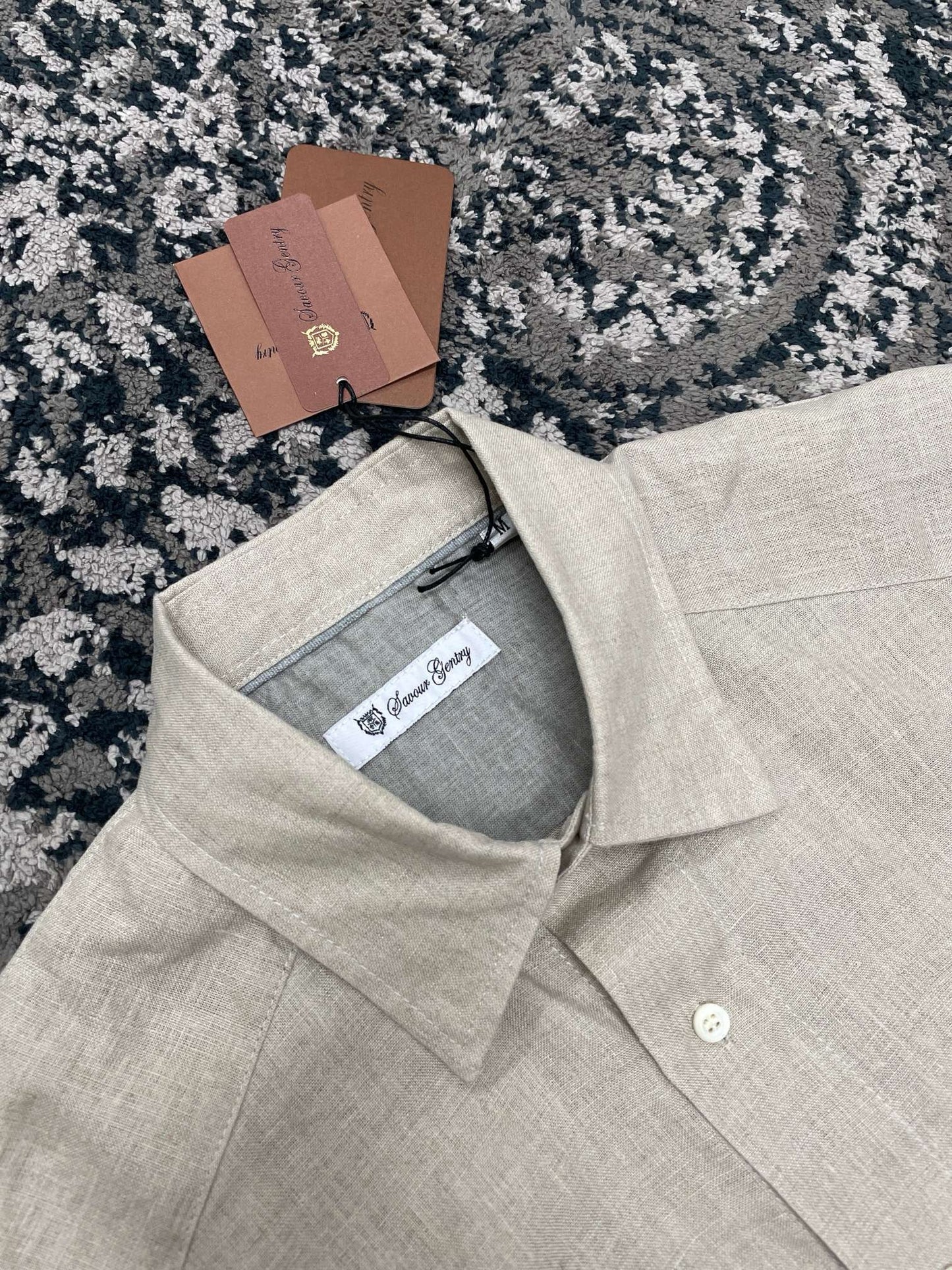 قميص أزرق وأبيض