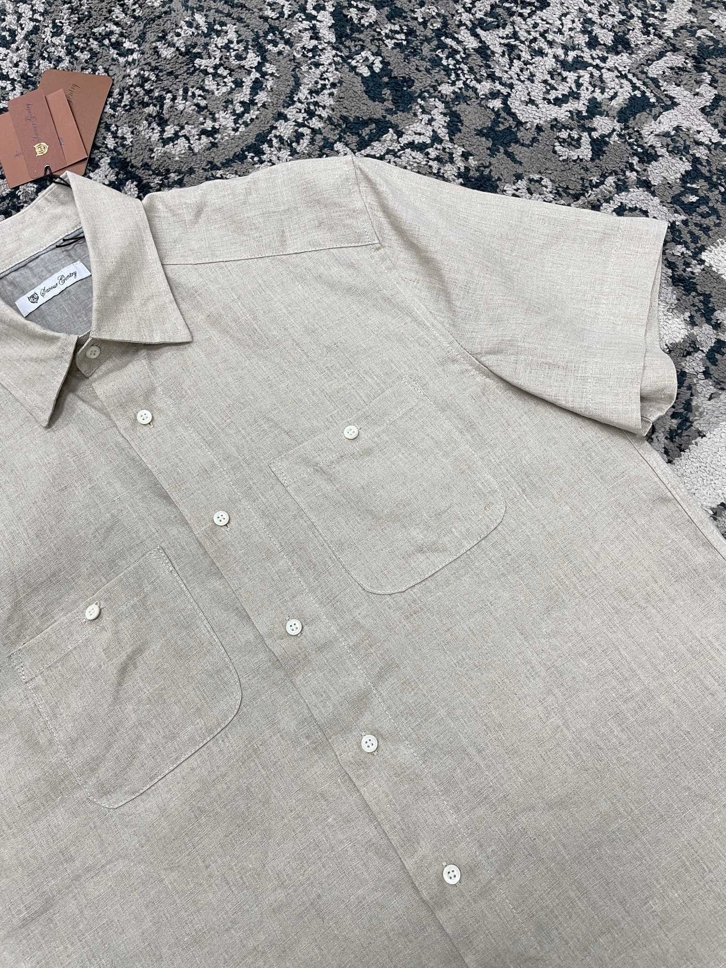 قميص أزرق وأبيض