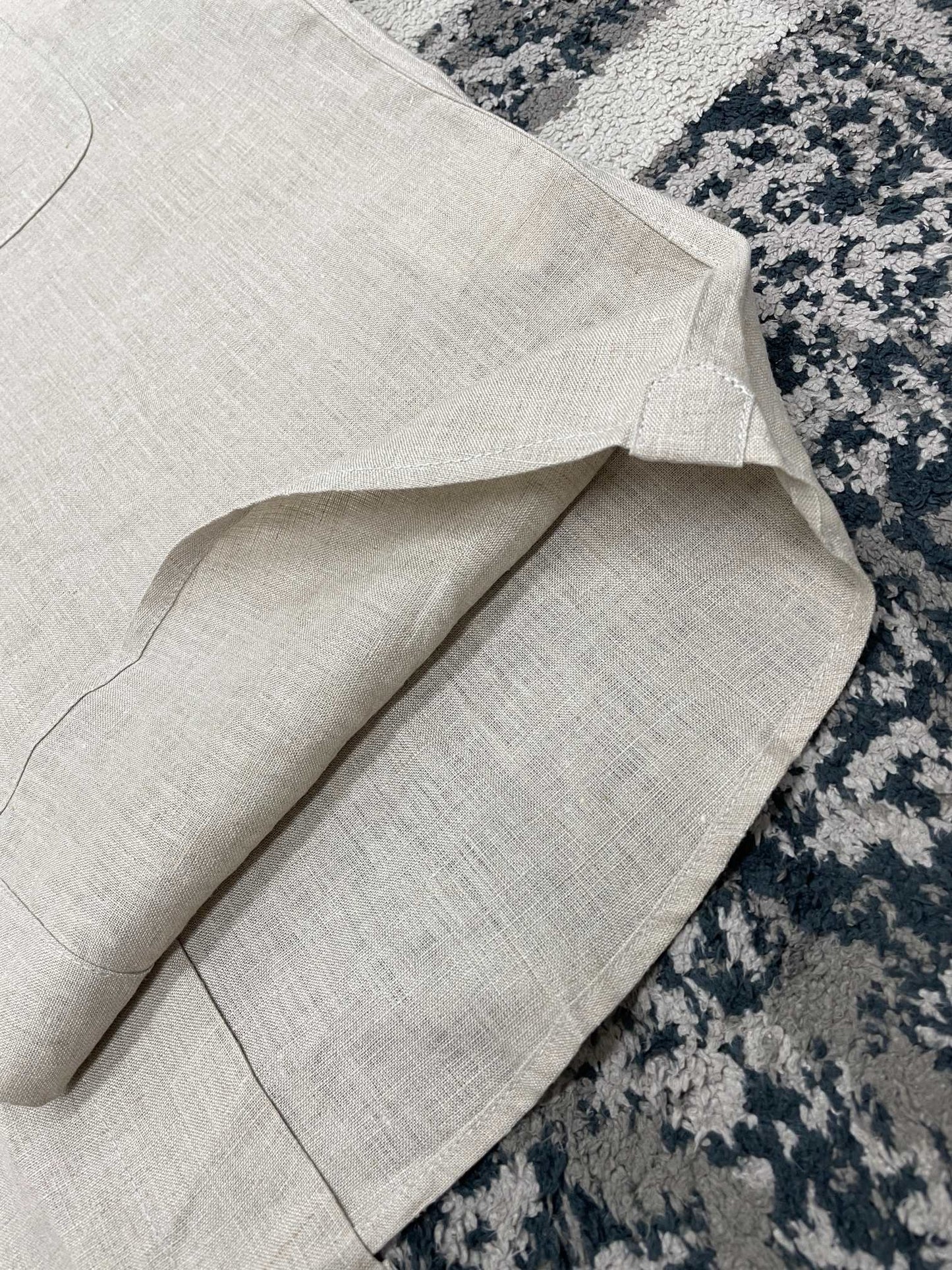 قميص أزرق وأبيض