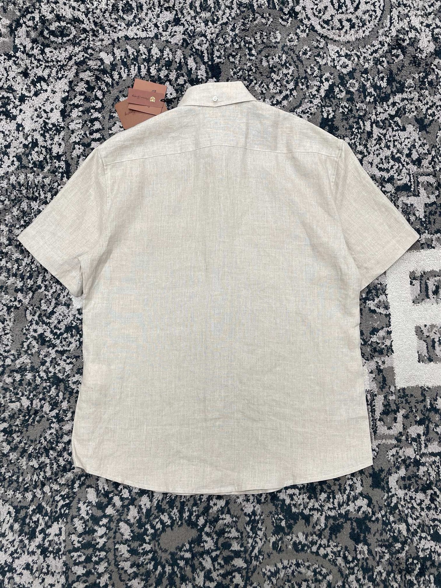 قميص أزرق وأبيض