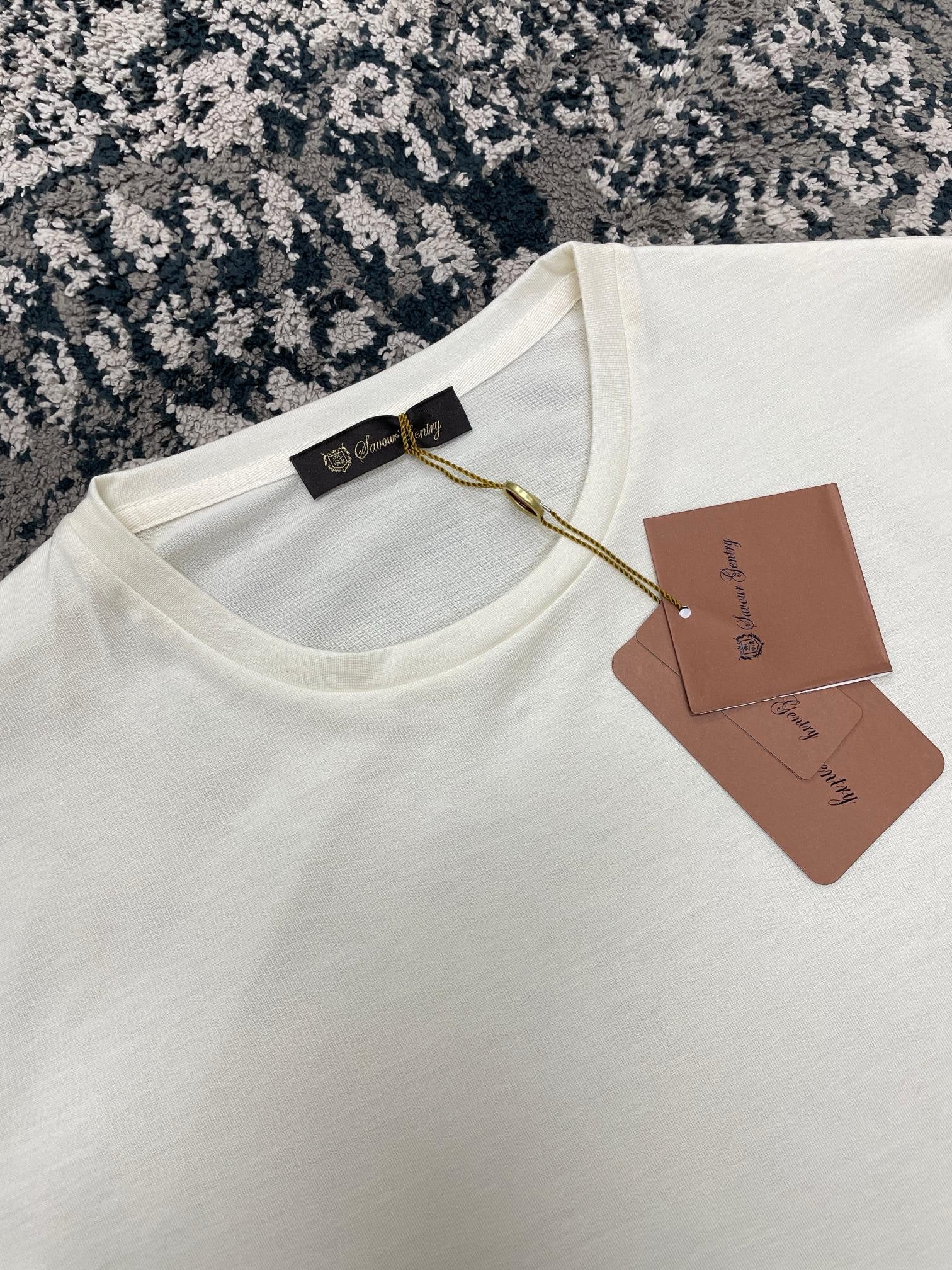 Blau-weißes T-Shirt