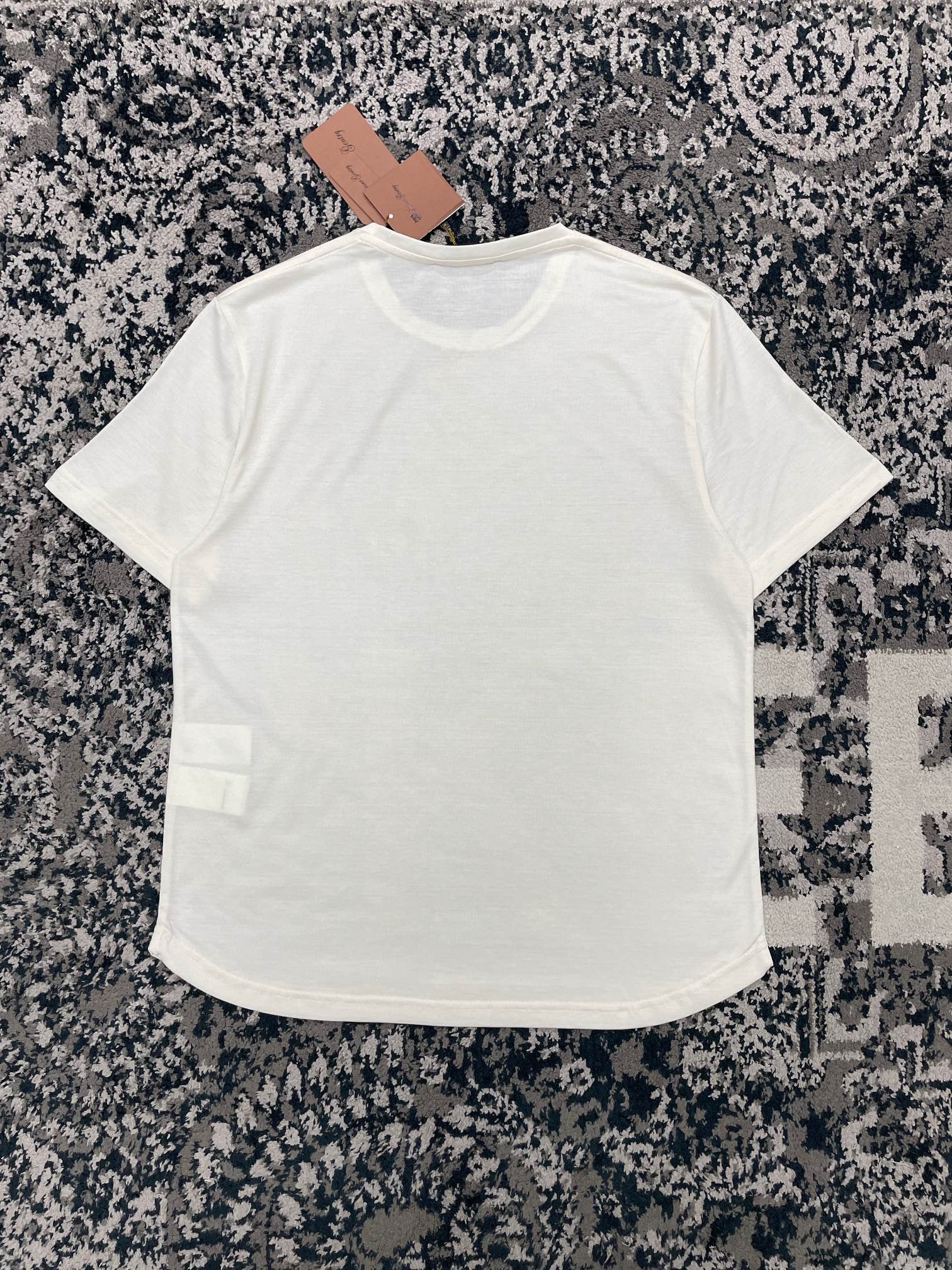 Blau-weißes T-Shirt