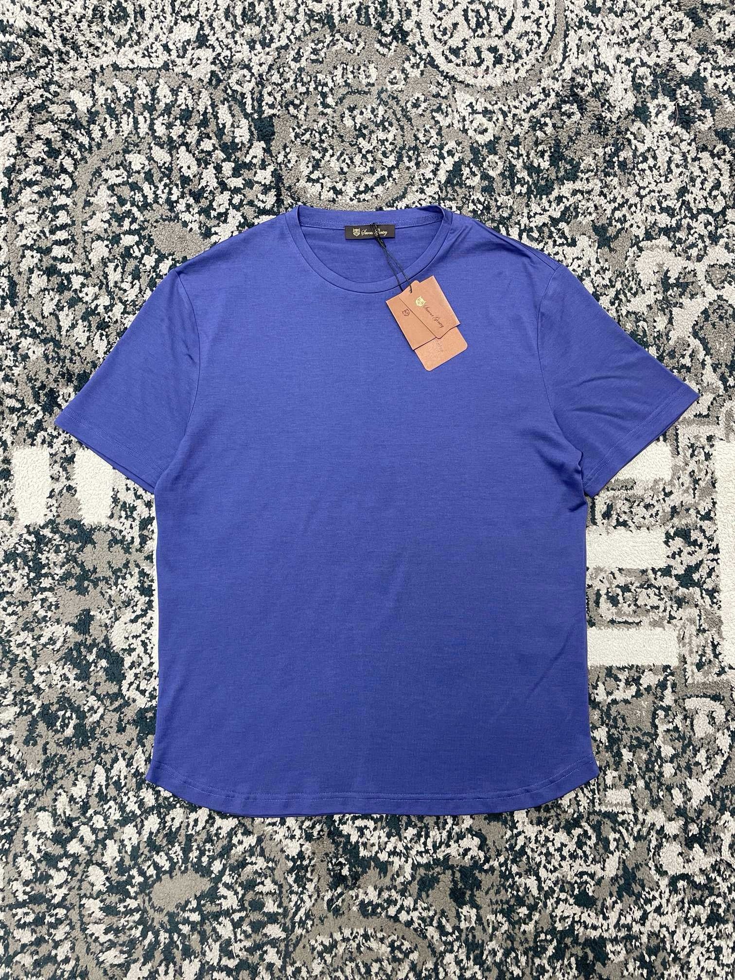 Blau-weißes T-Shirt
