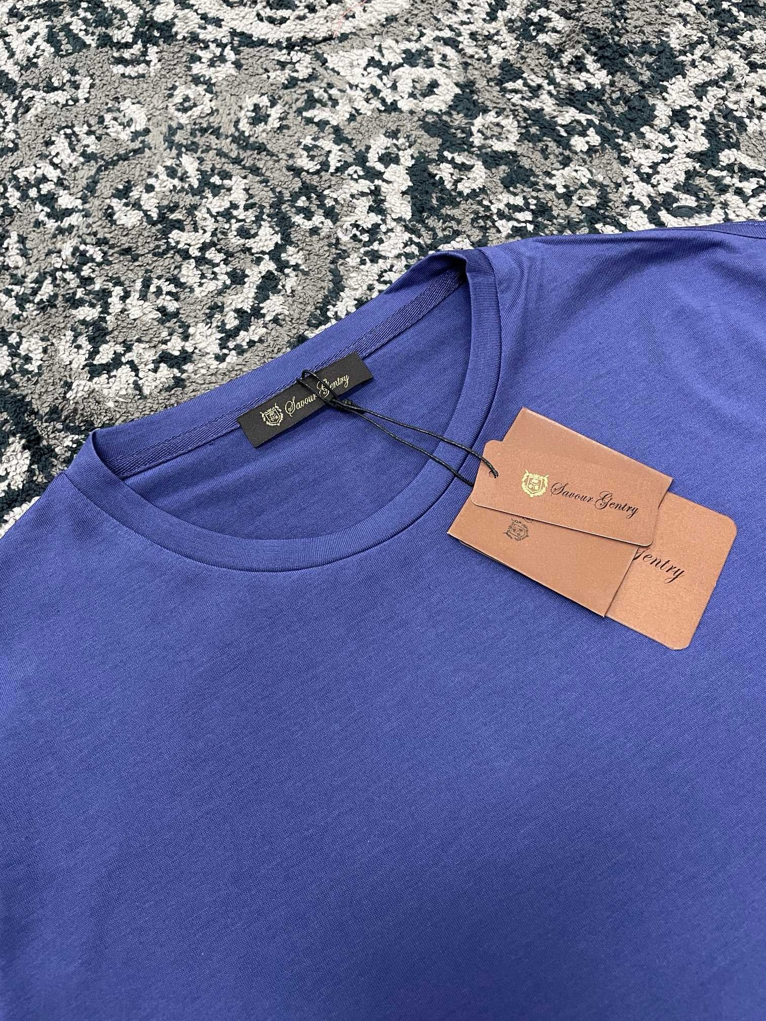 Blau-weißes T-Shirt