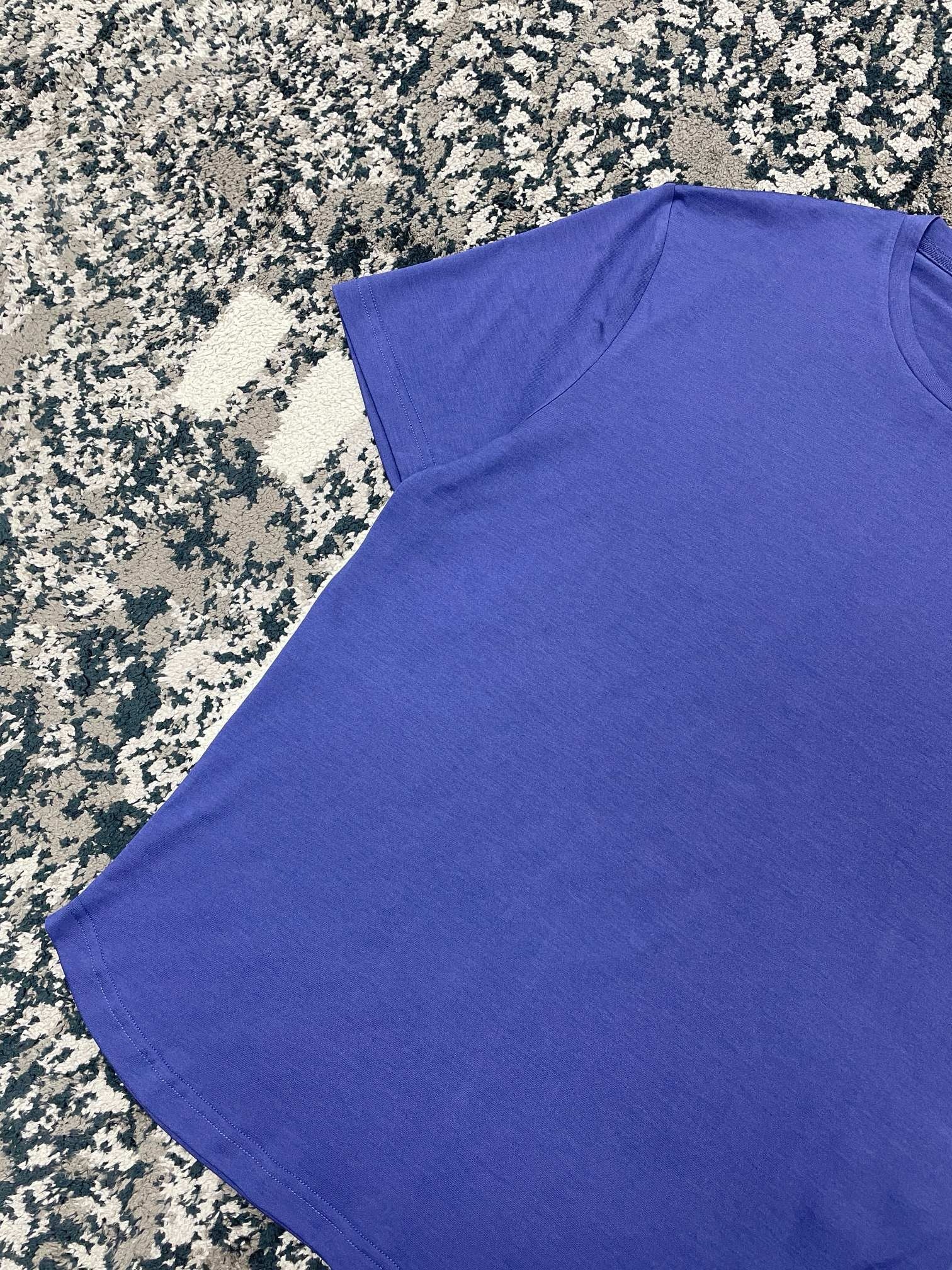 Blau-weißes T-Shirt