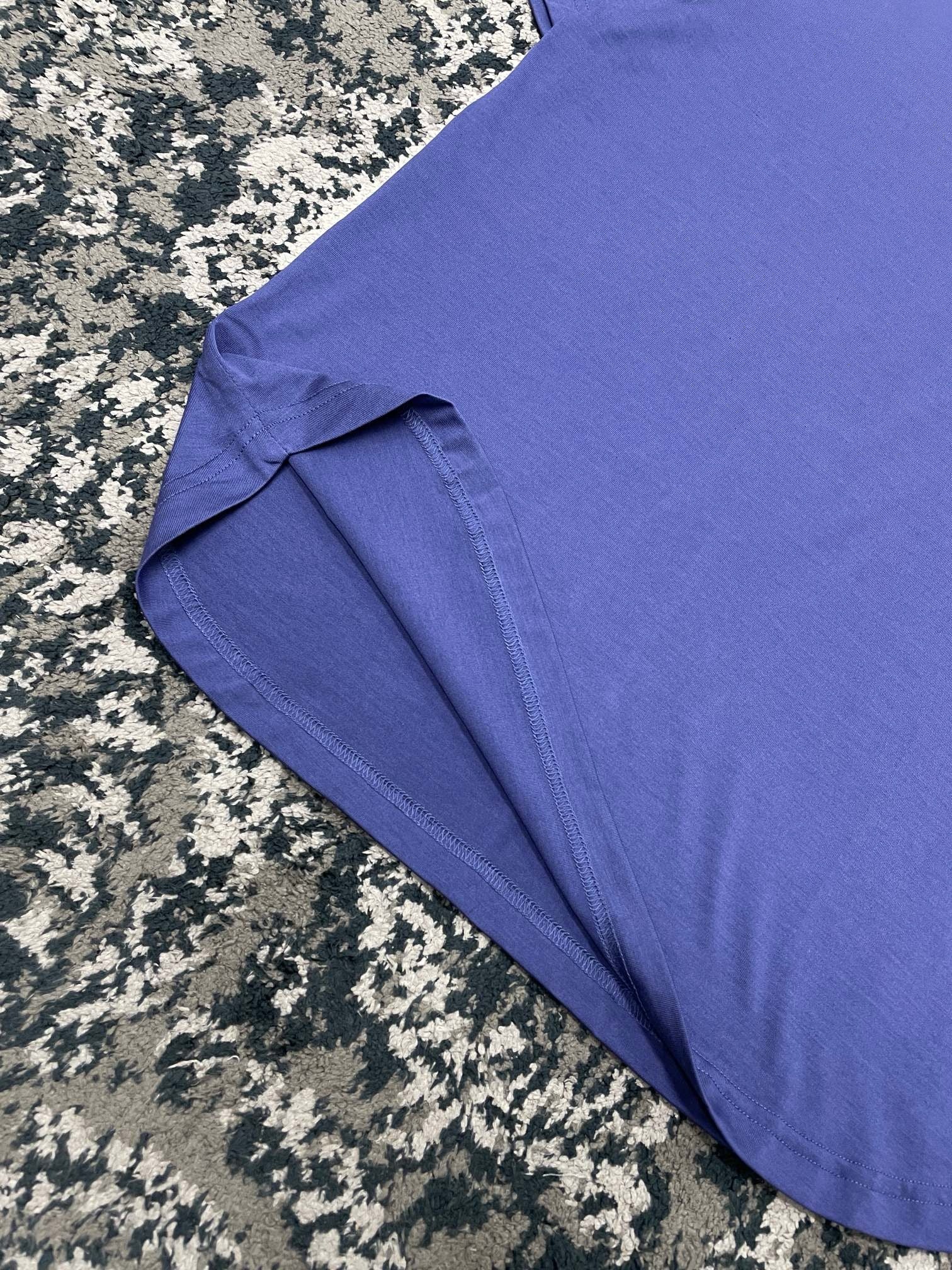 Blau-weißes T-Shirt