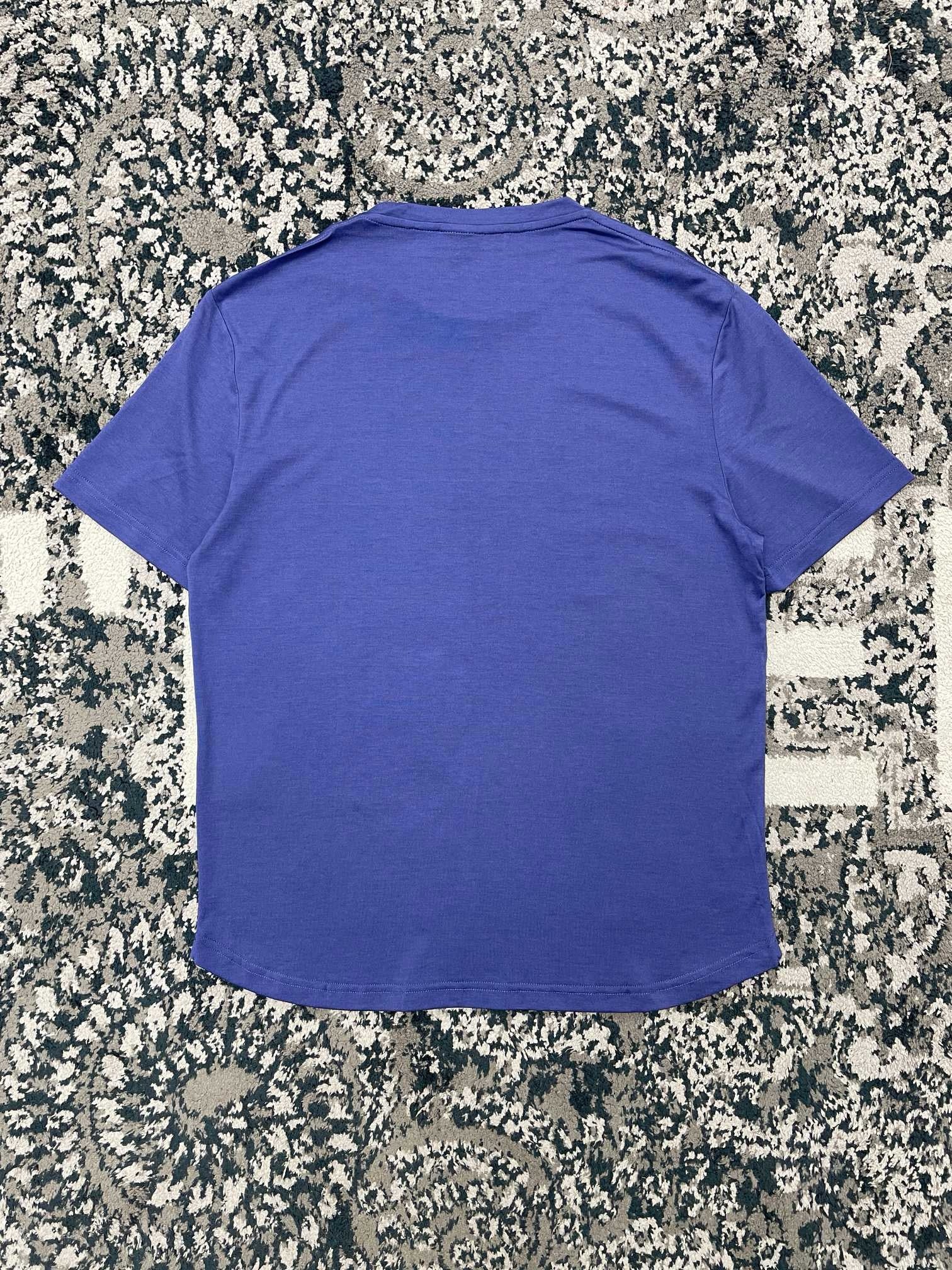 Blau-weißes T-Shirt