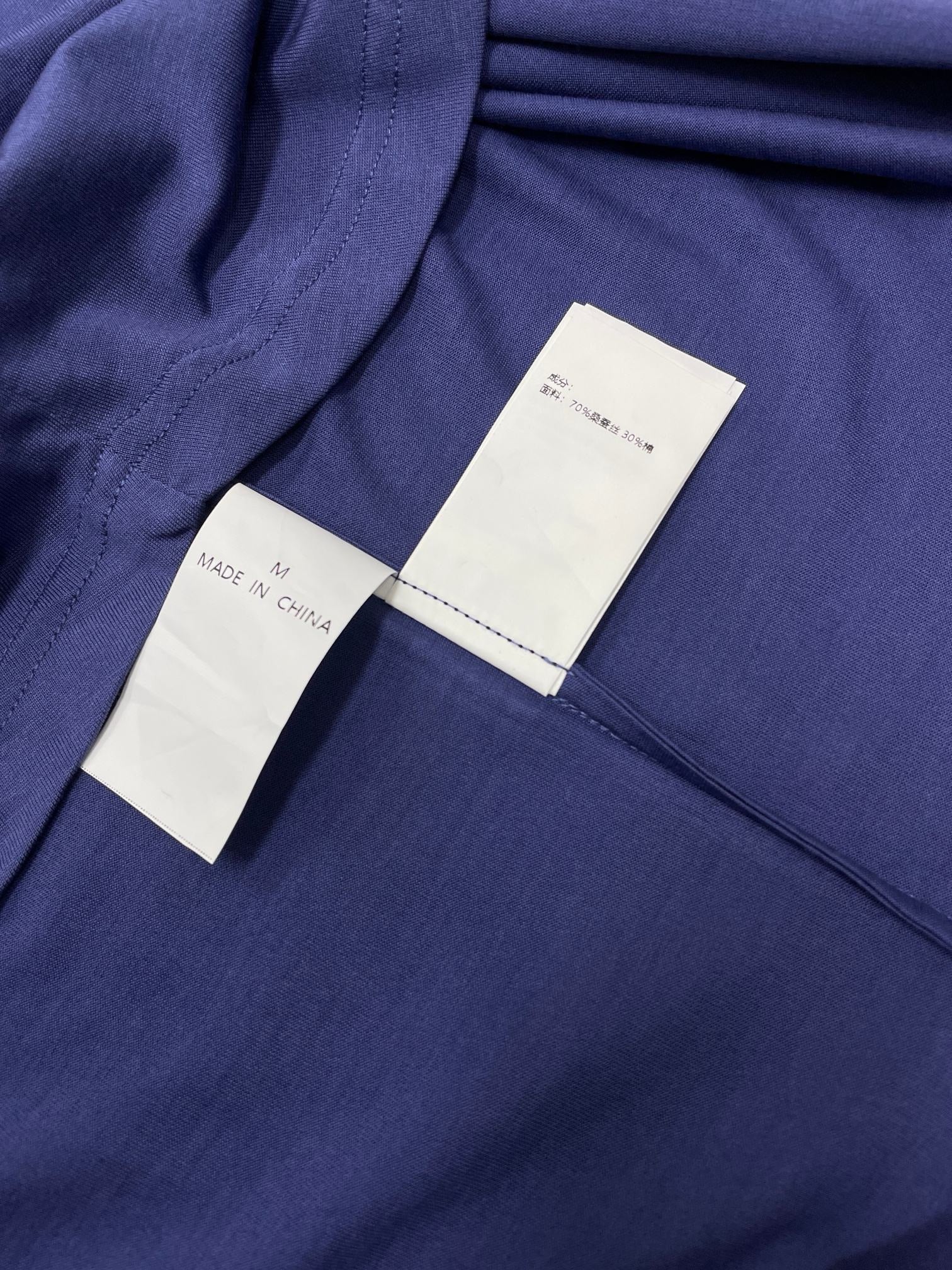 Blau-weißes T-Shirt