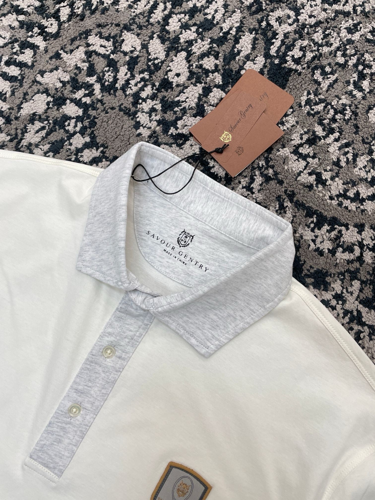 Blaues und weißes Polo