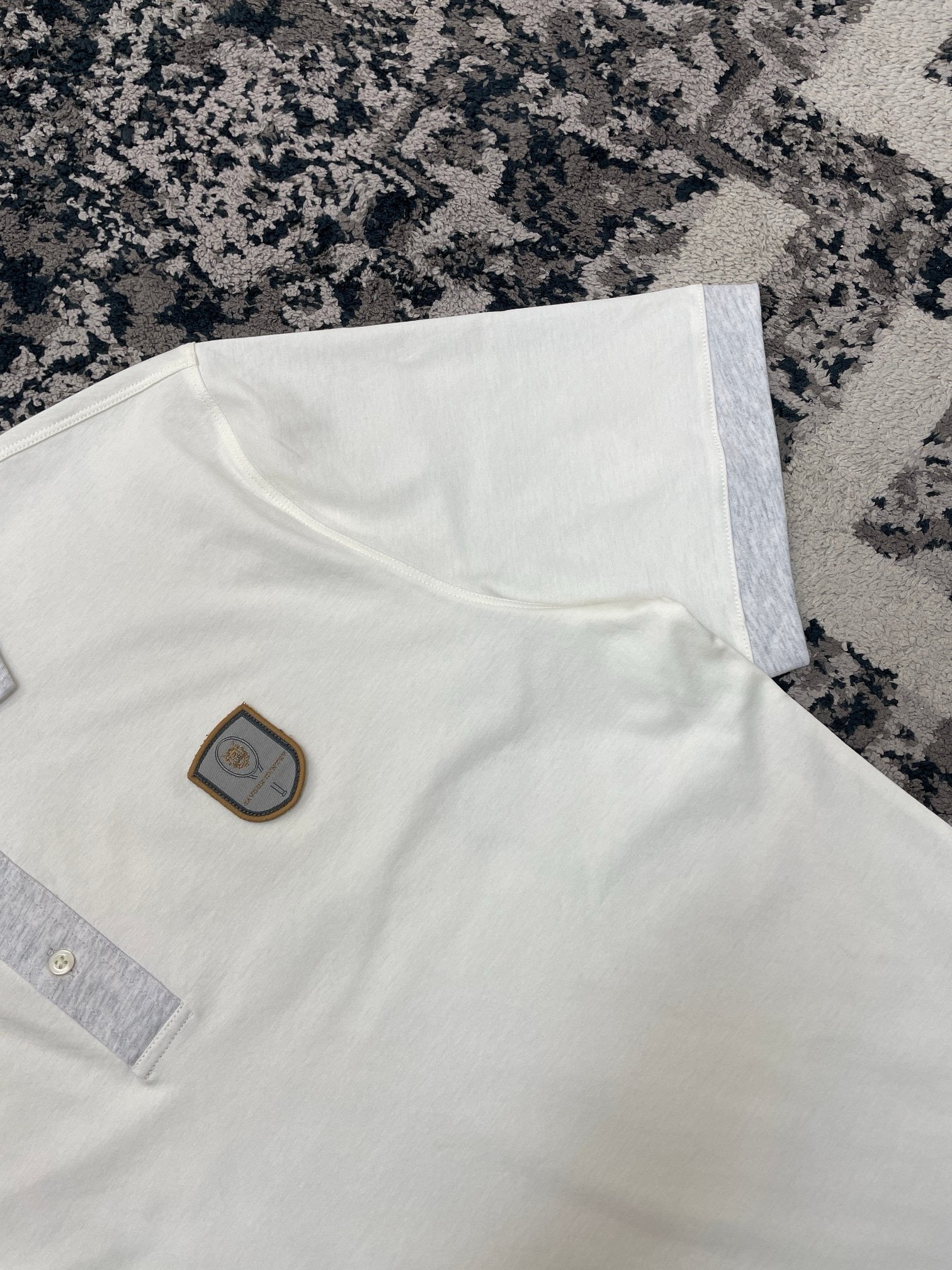 Blaues und weißes Polo