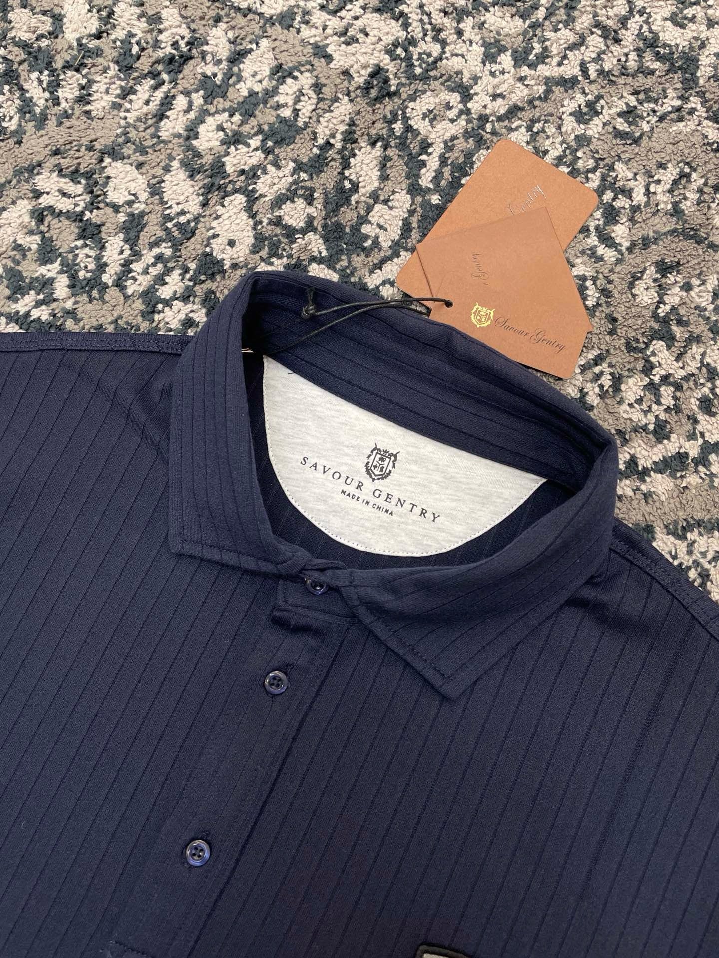Blaues und weißes Polo