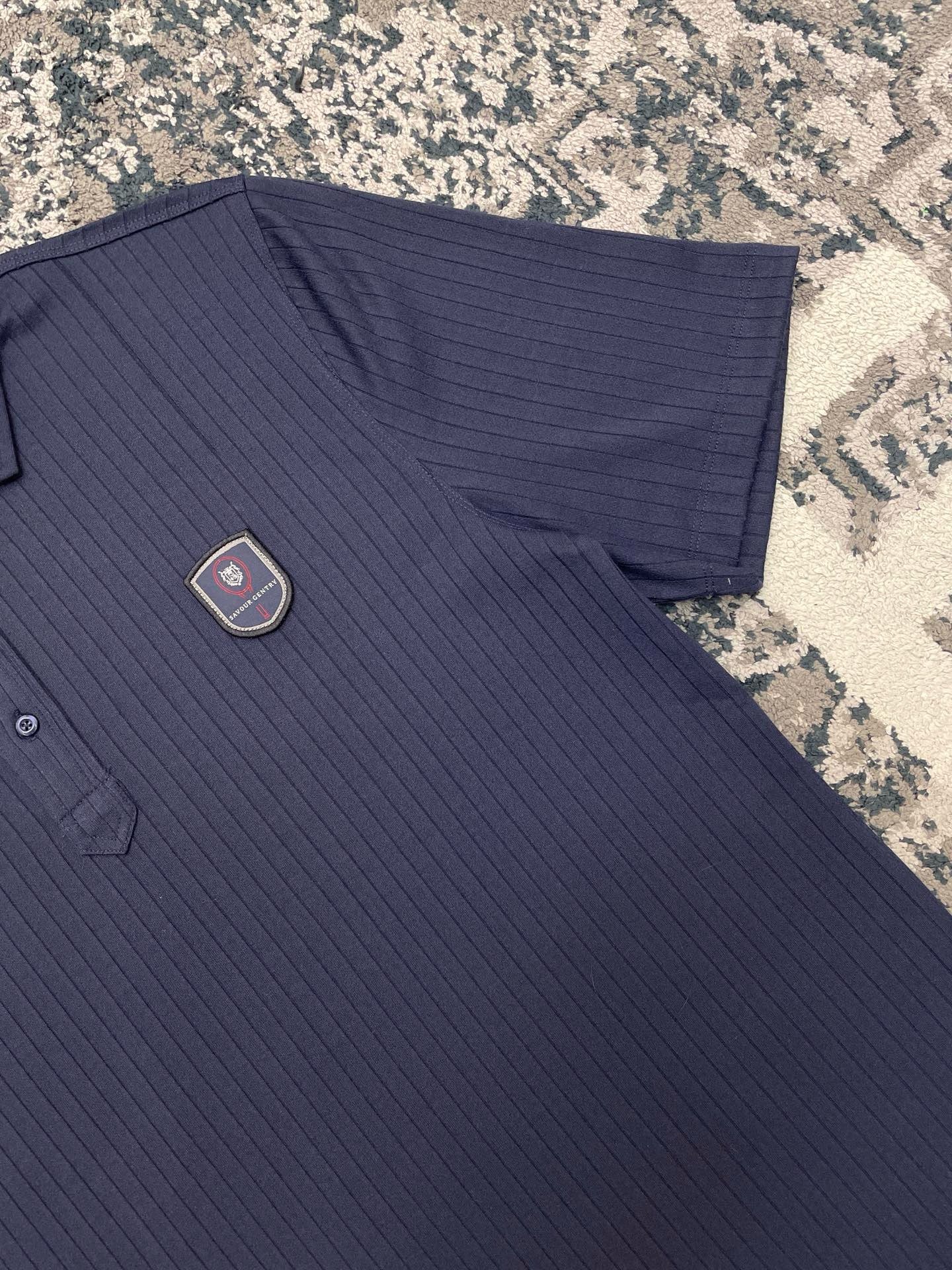 Blaues und weißes Polo