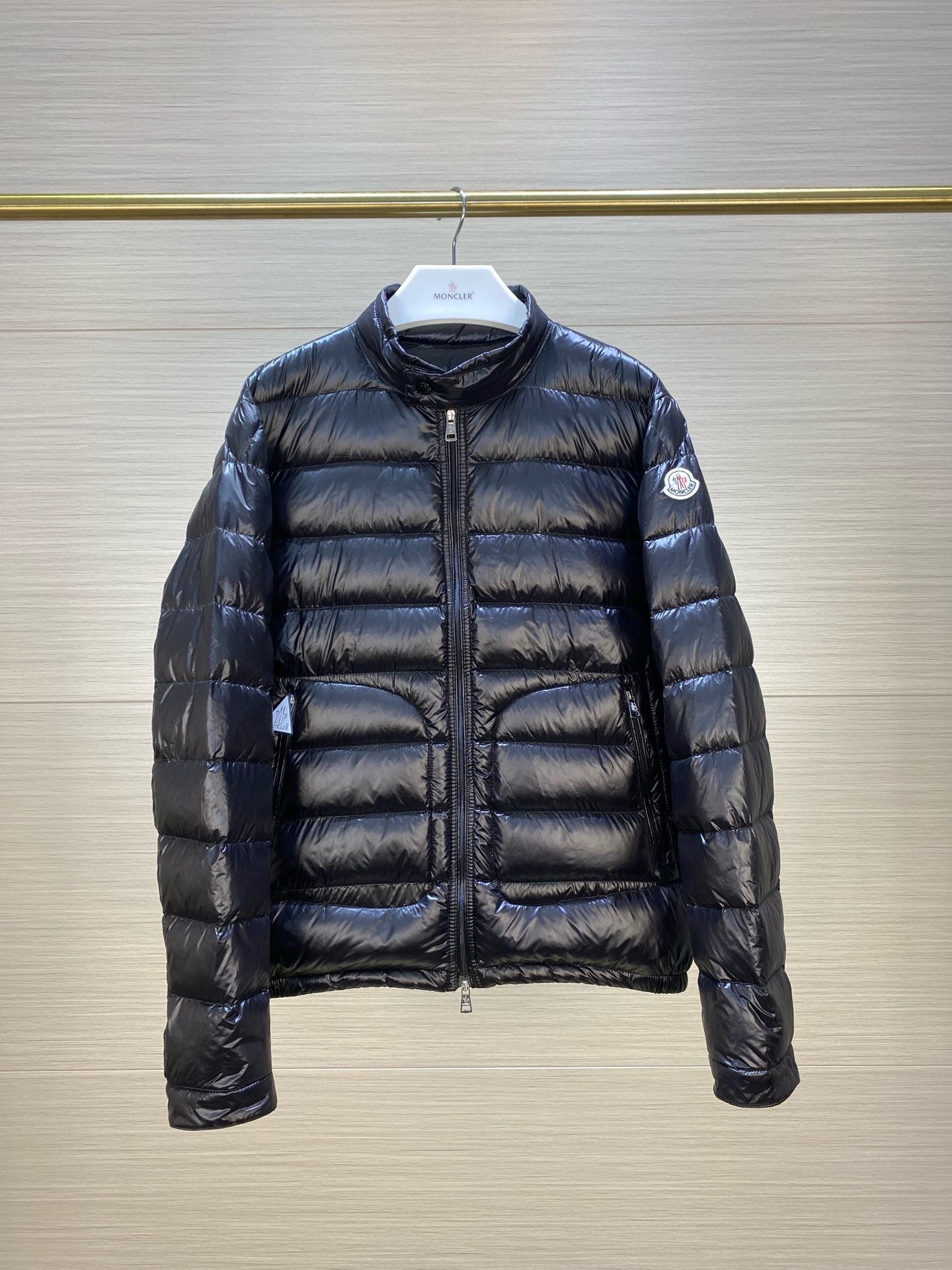 Schwarze und graue Jacke
