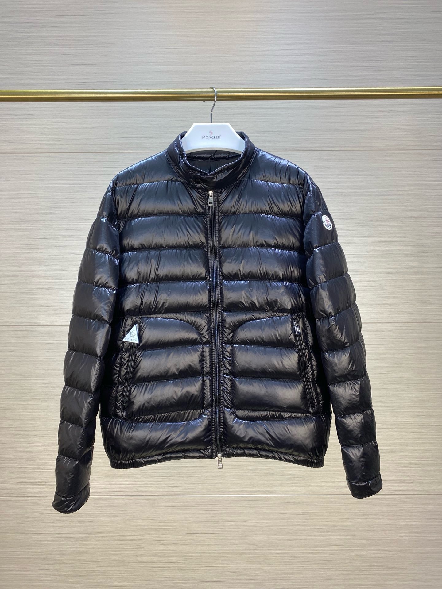 Schwarze und graue Jacke