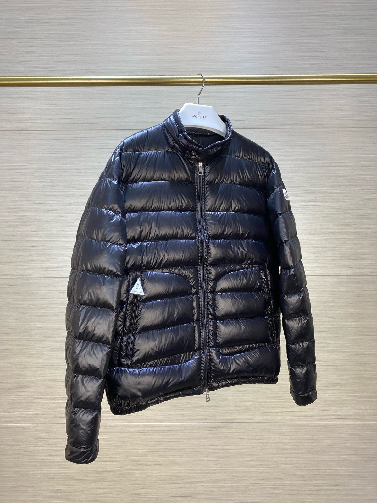 Schwarze und graue Jacke