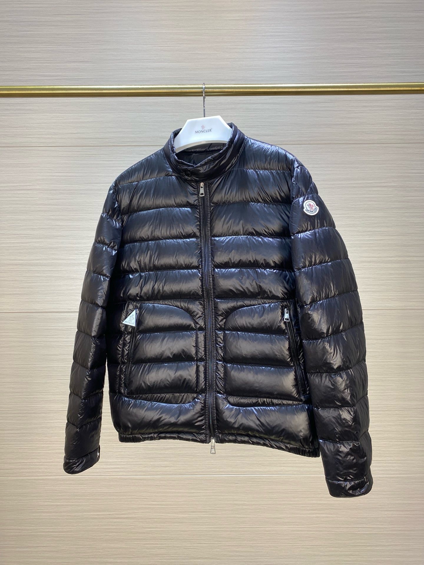 Schwarze und graue Jacke