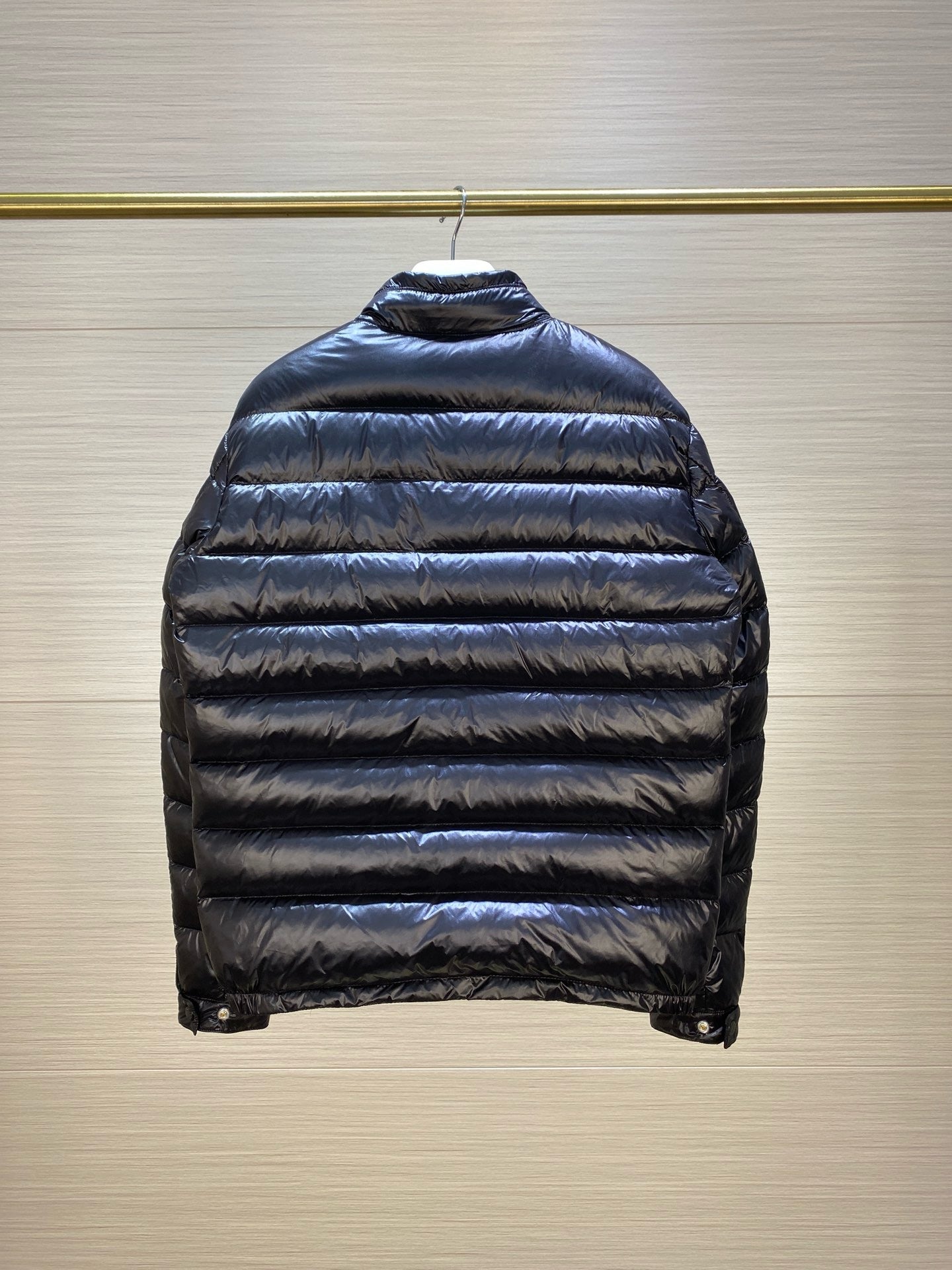Schwarze und graue Jacke
