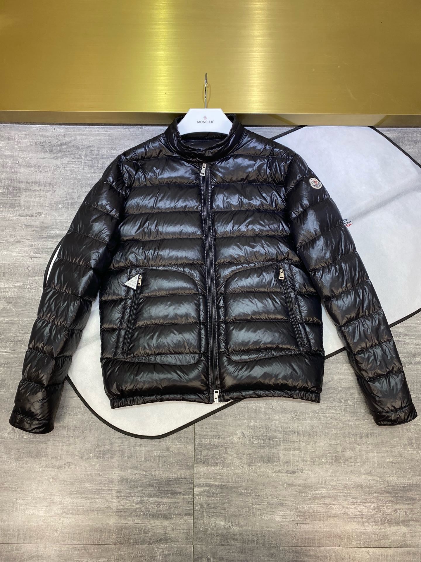 Schwarze und graue Jacke