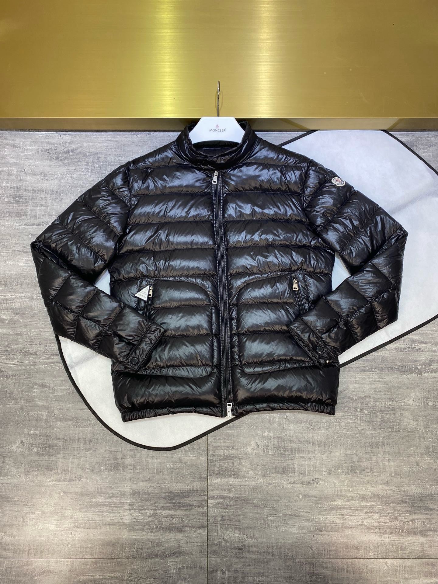 Schwarze und graue Jacke
