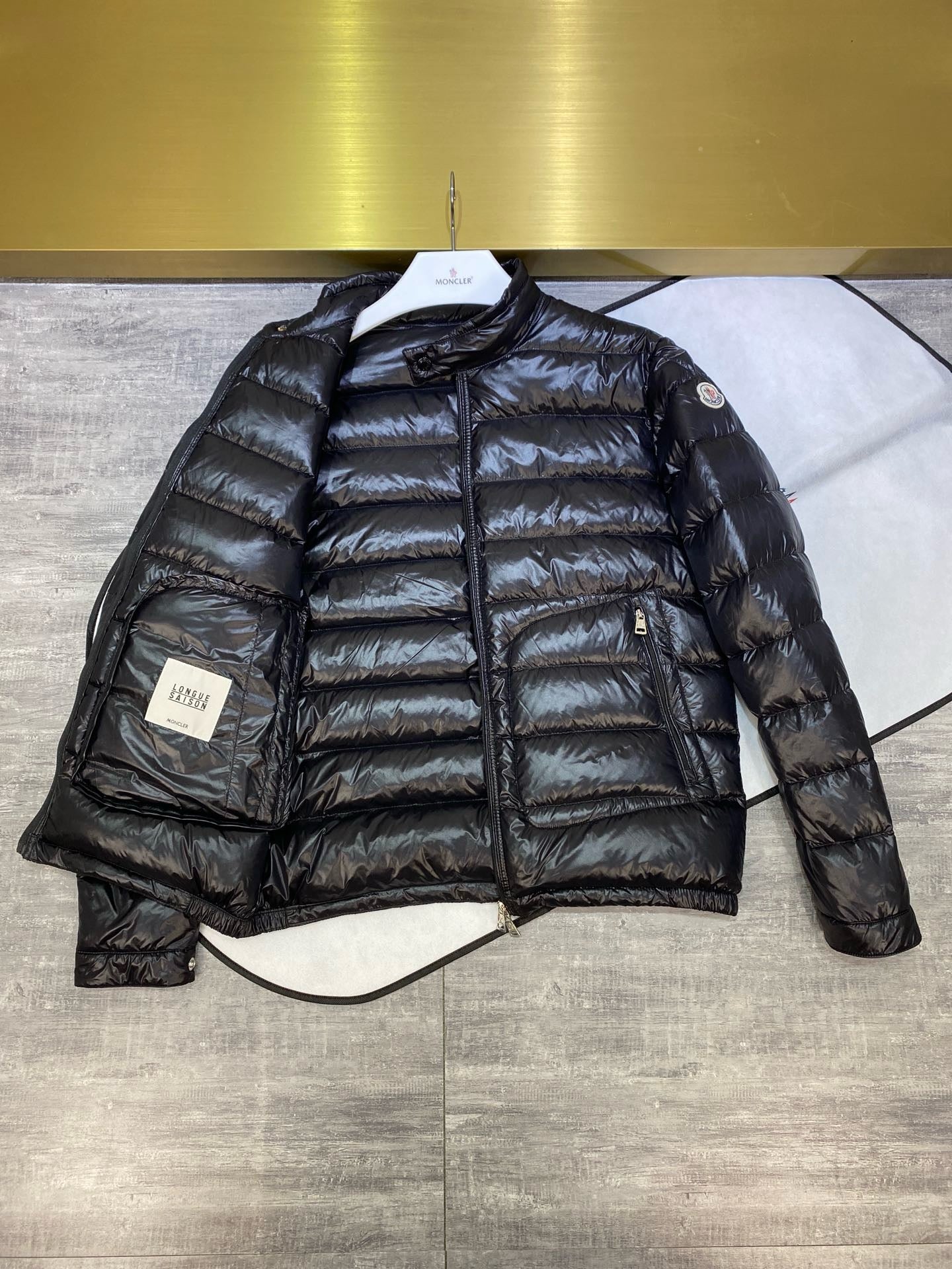 Schwarze und graue Jacke