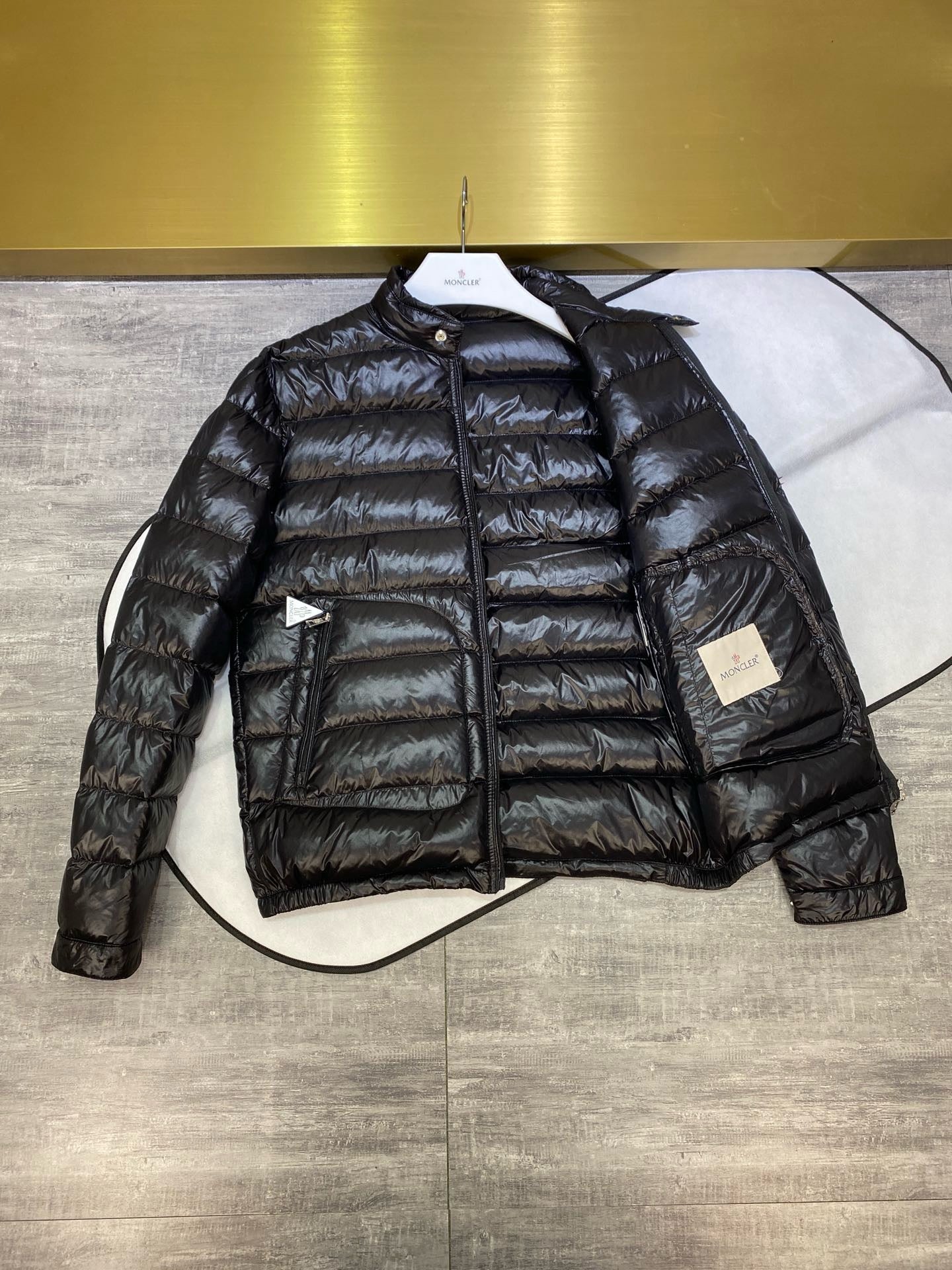 Schwarze und graue Jacke