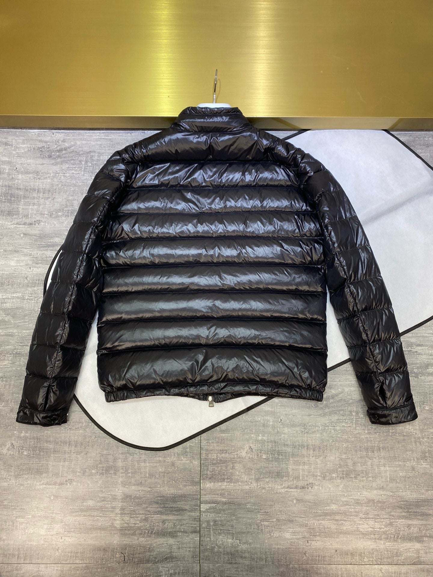 Schwarze und graue Jacke