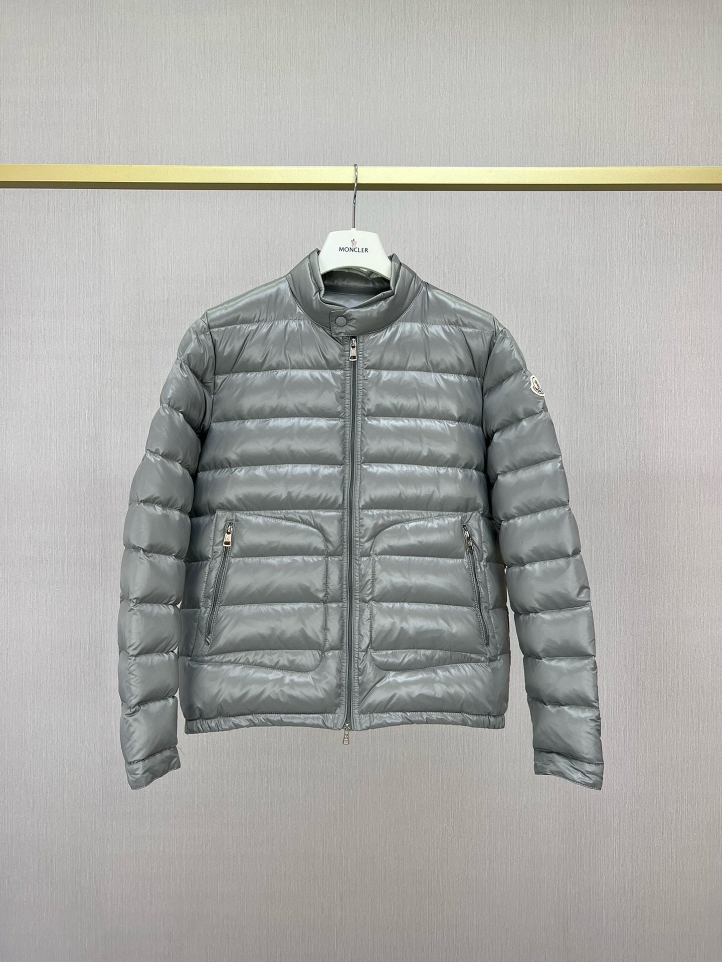 Schwarze und graue Jacke