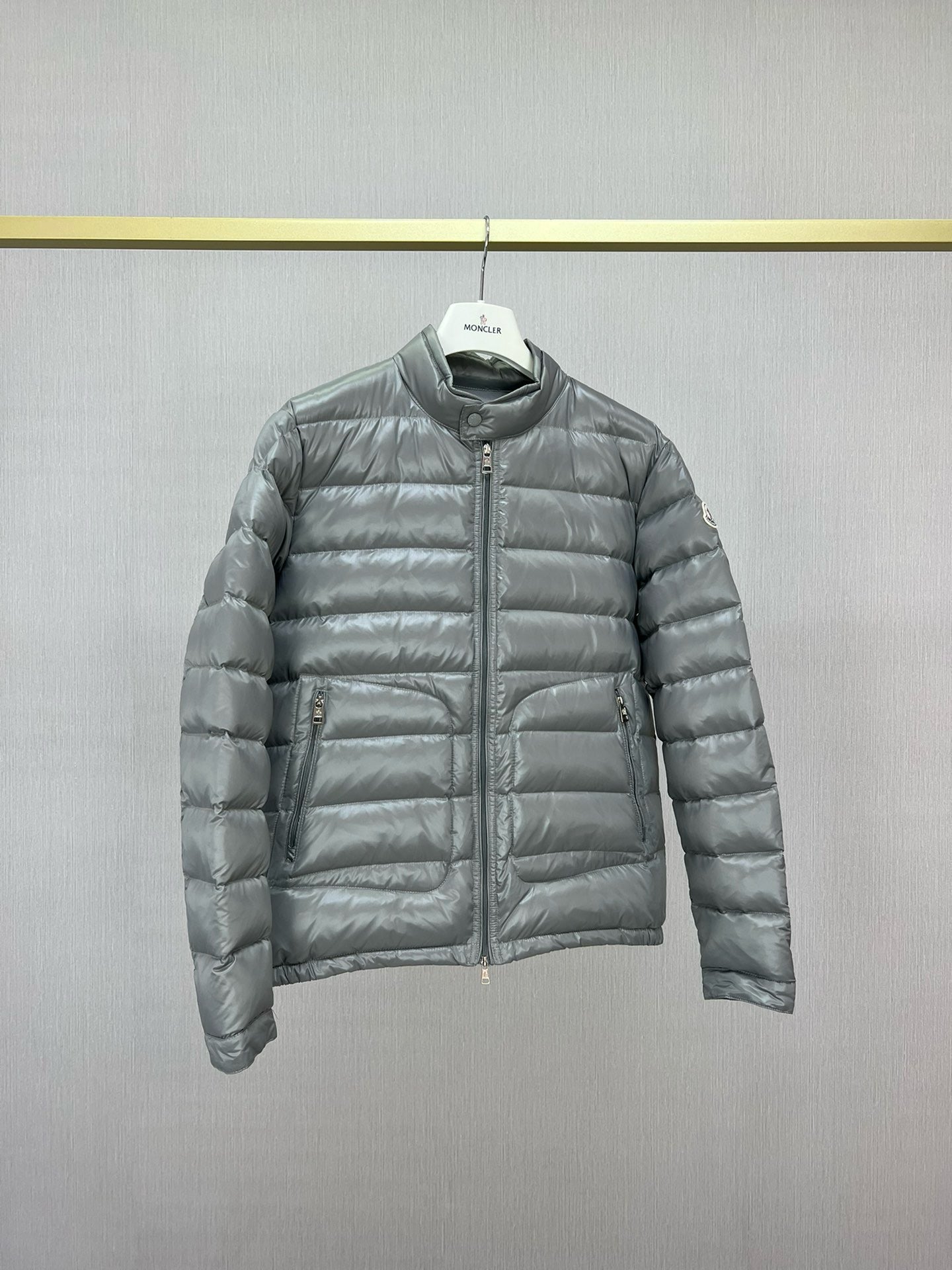 Schwarze und graue Jacke