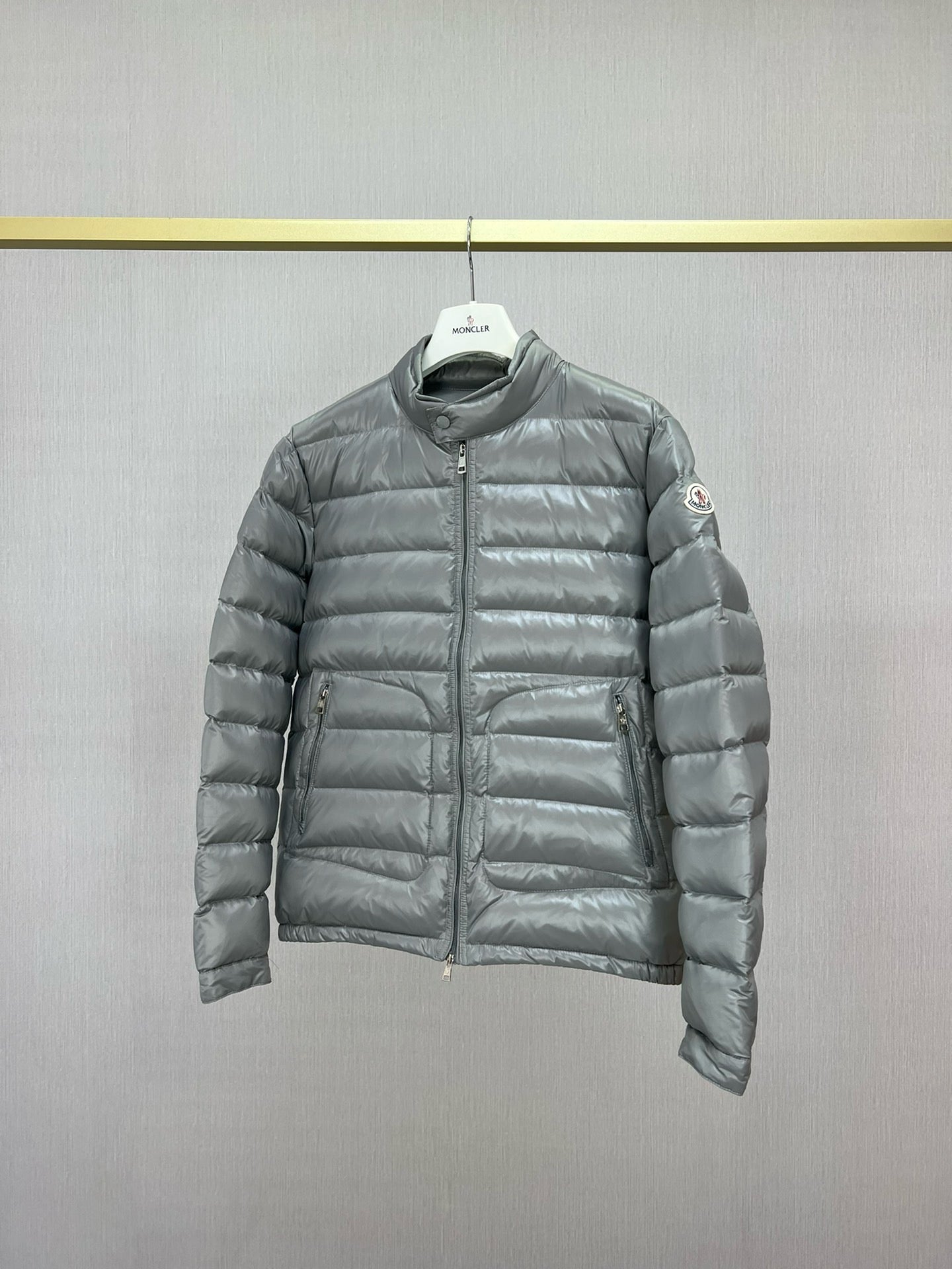 Schwarze und graue Jacke