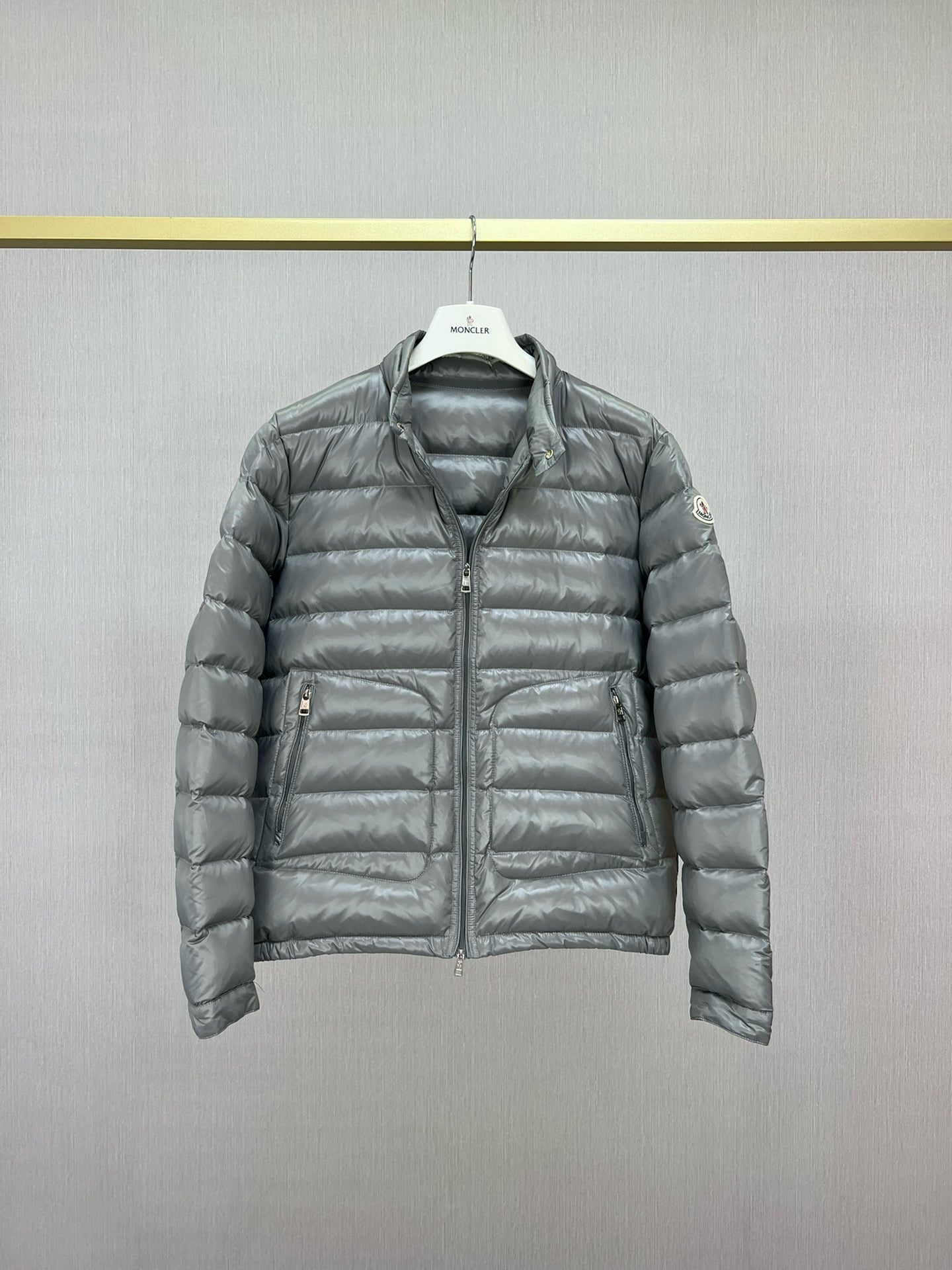 Schwarze und graue Jacke