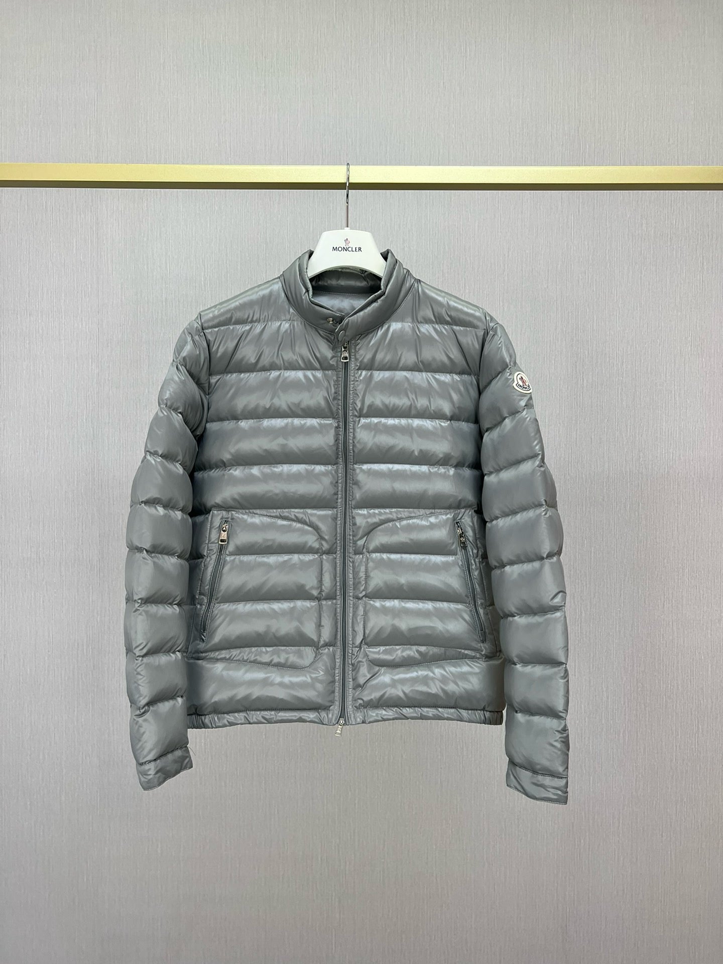 Schwarze und graue Jacke