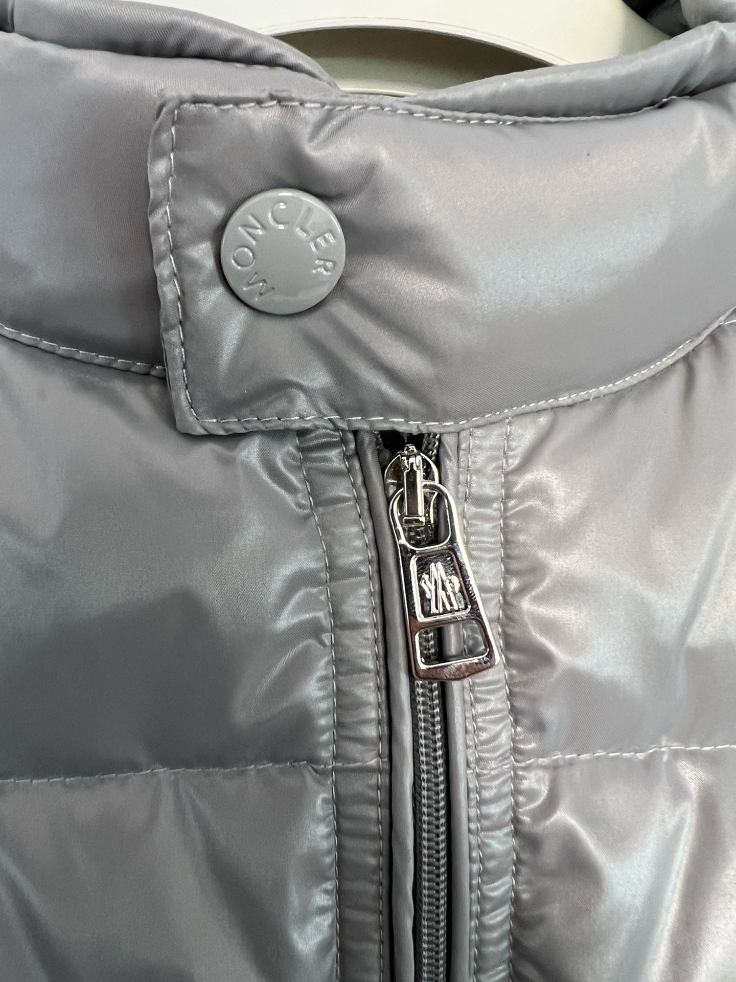 Schwarze und graue Jacke