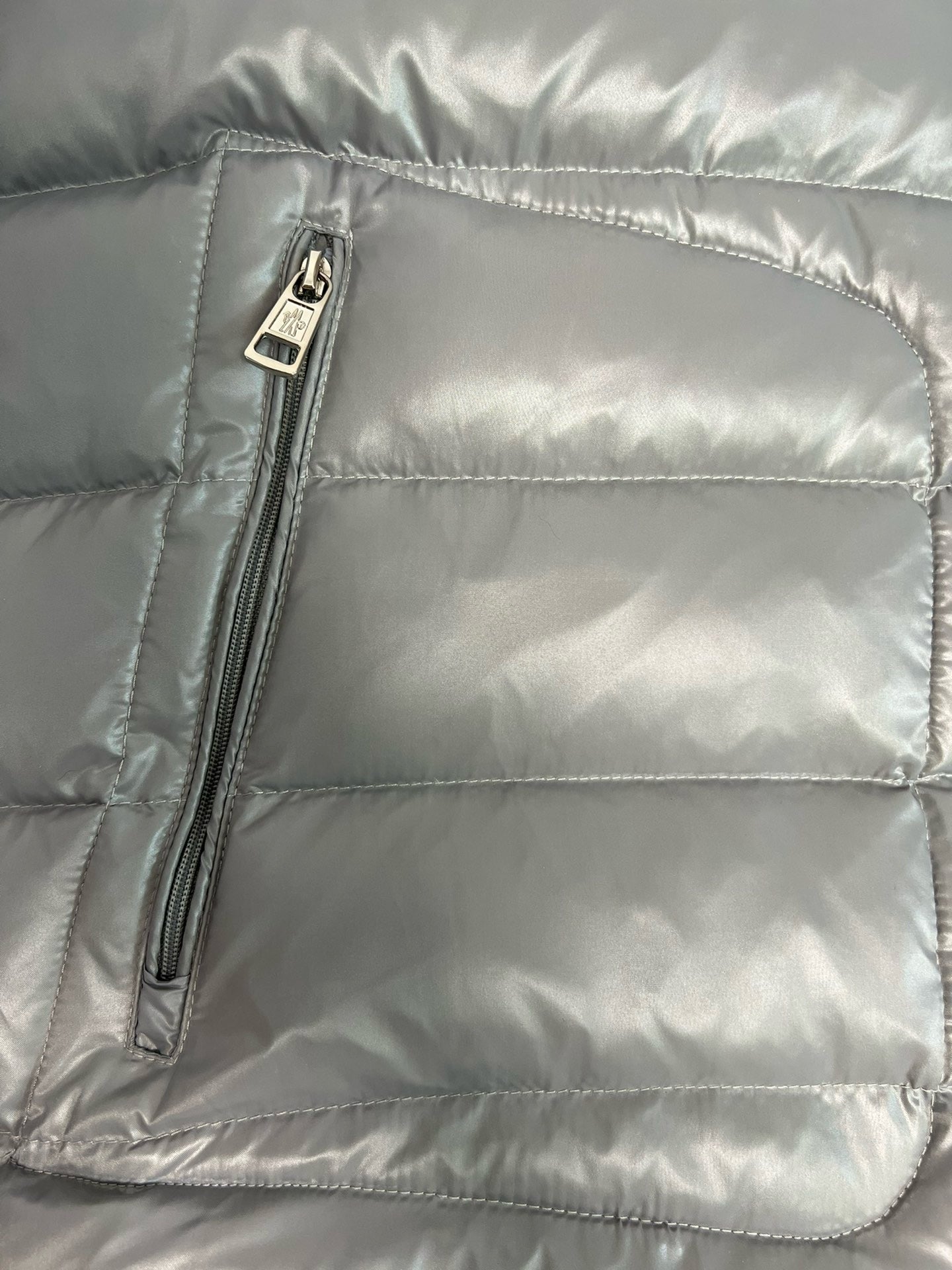 Schwarze und graue Jacke