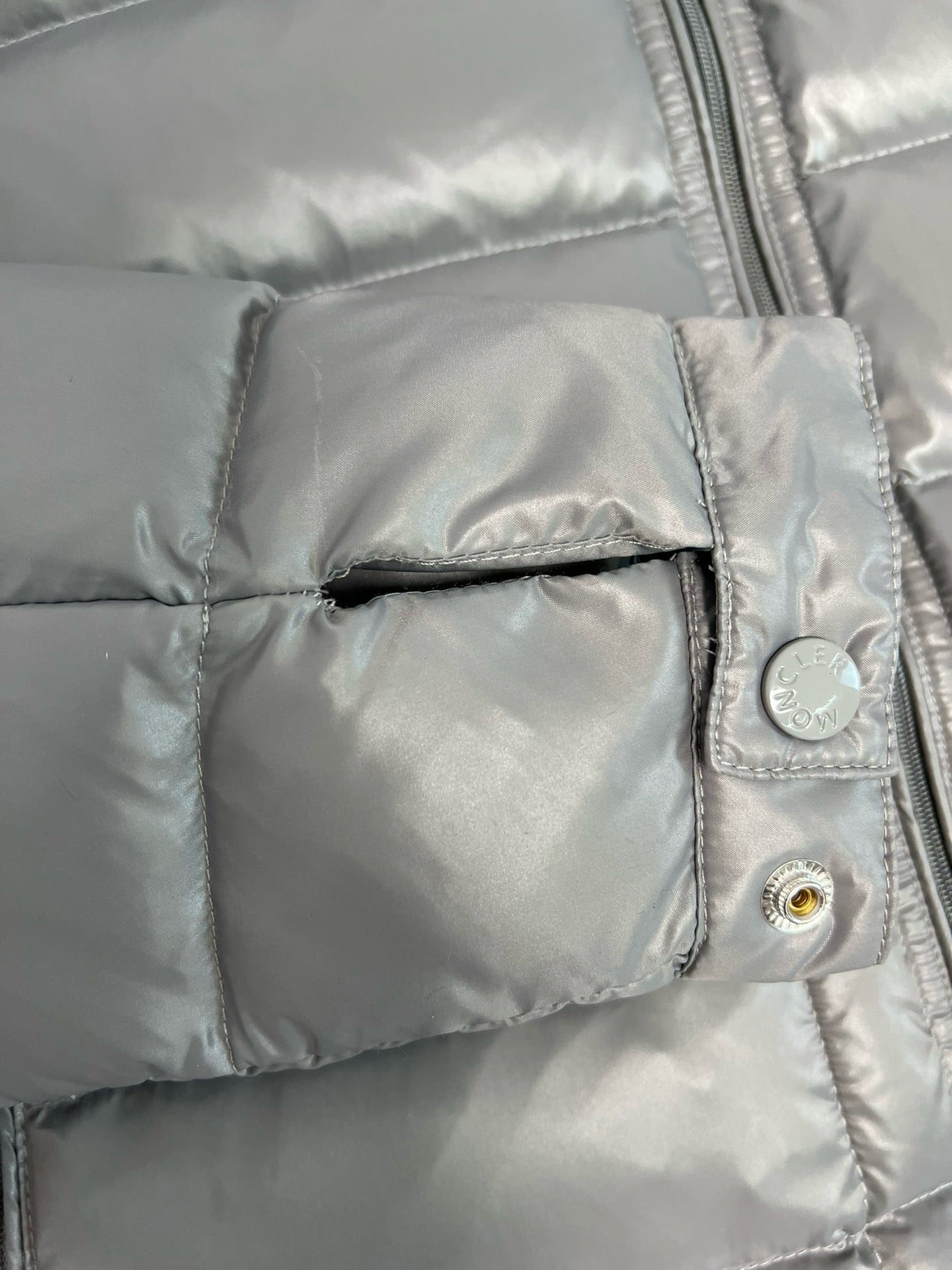 Schwarze und graue Jacke