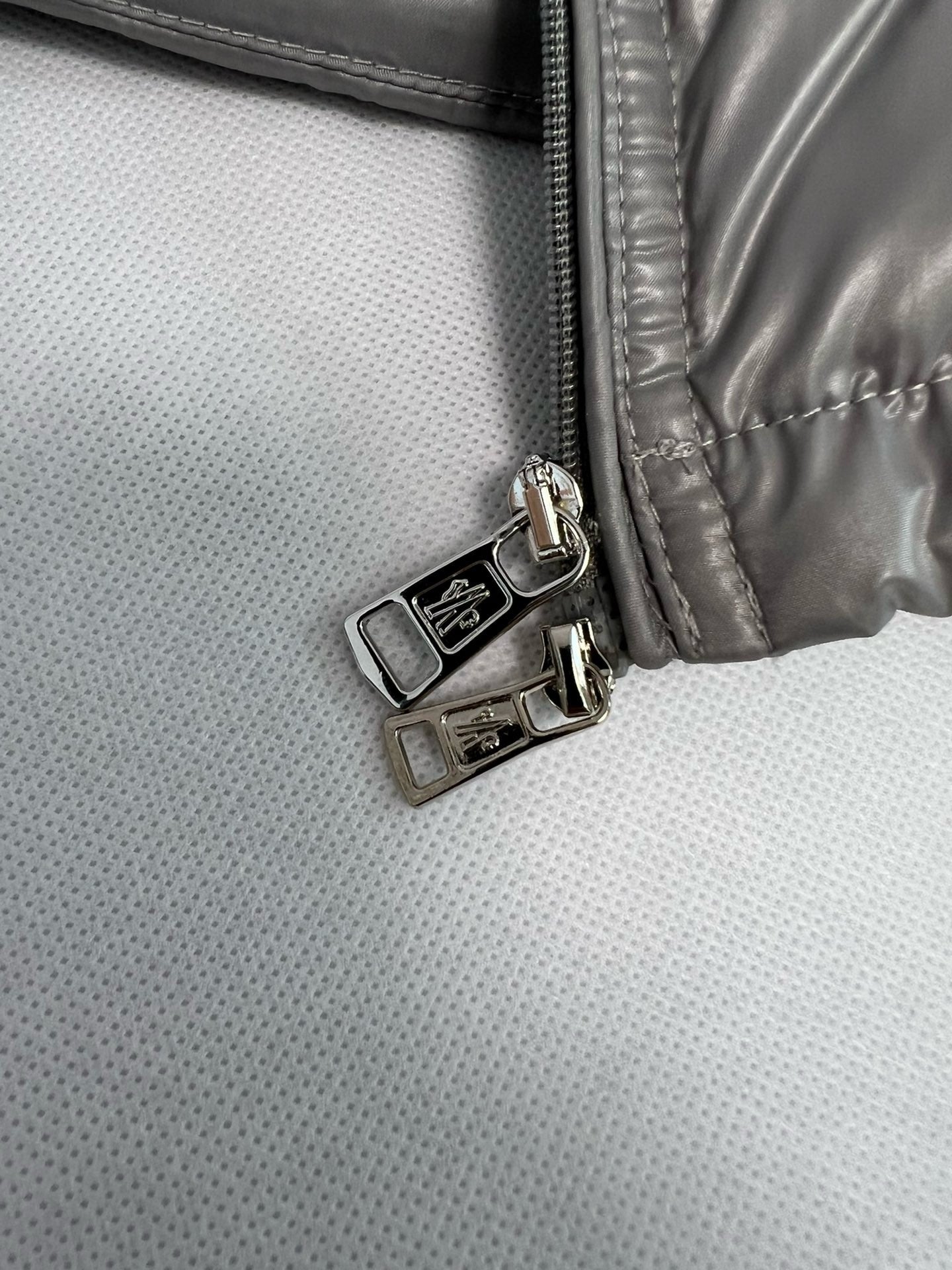 Schwarze und graue Jacke