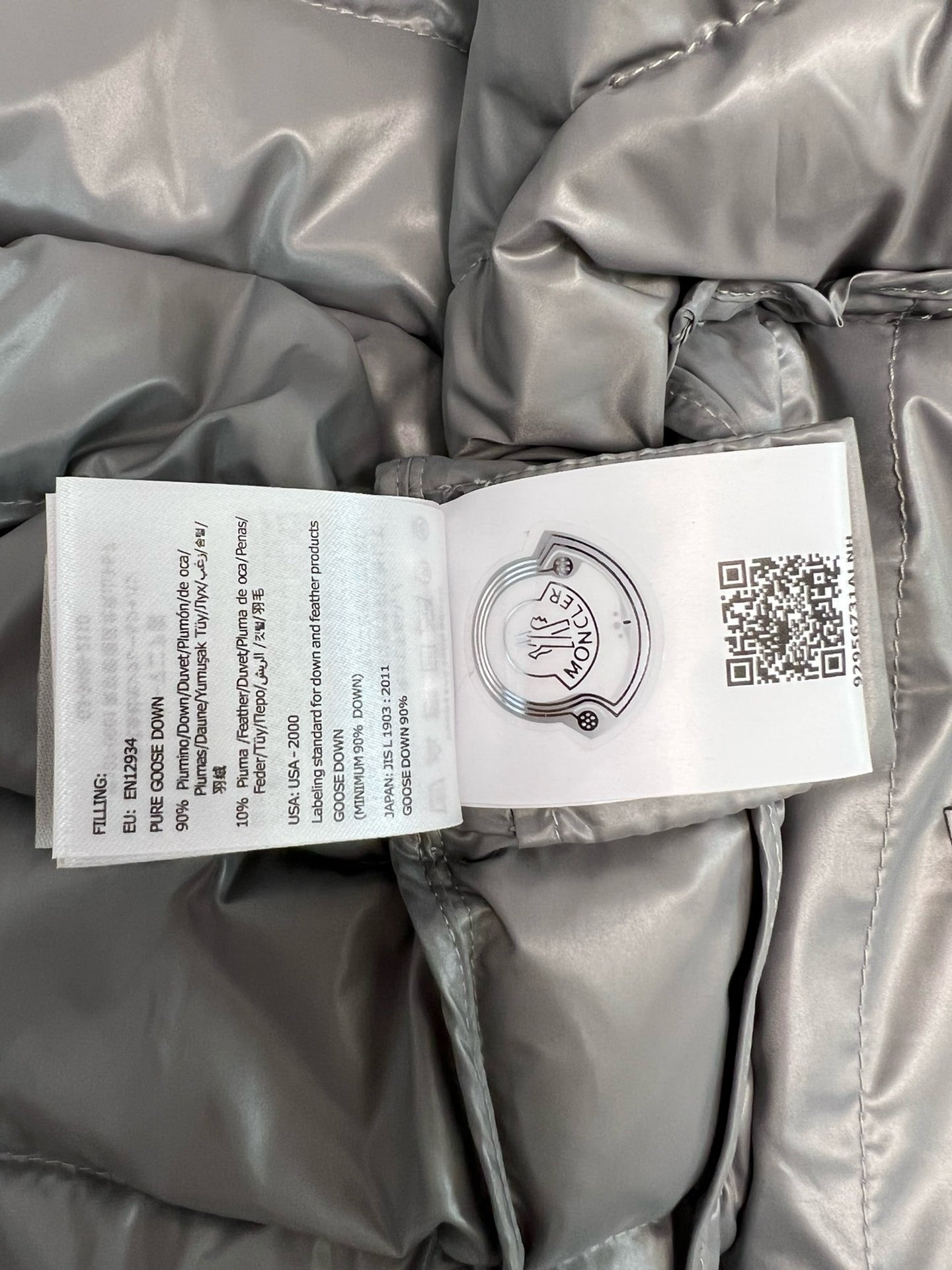 Schwarze und graue Jacke