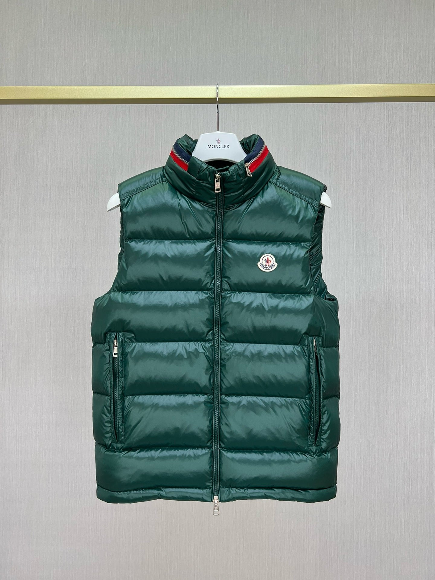 Schwarze und grüne Jacke