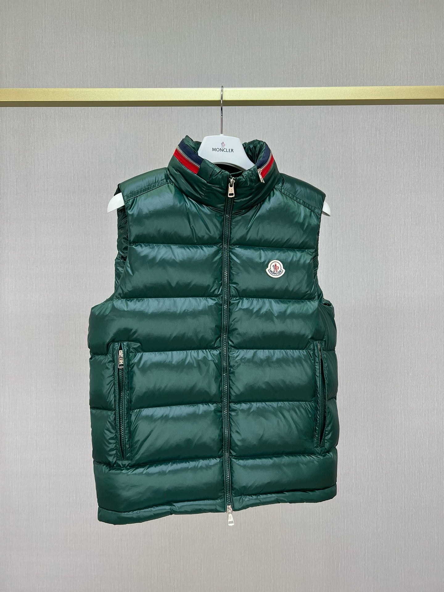 Schwarze und grüne Jacke