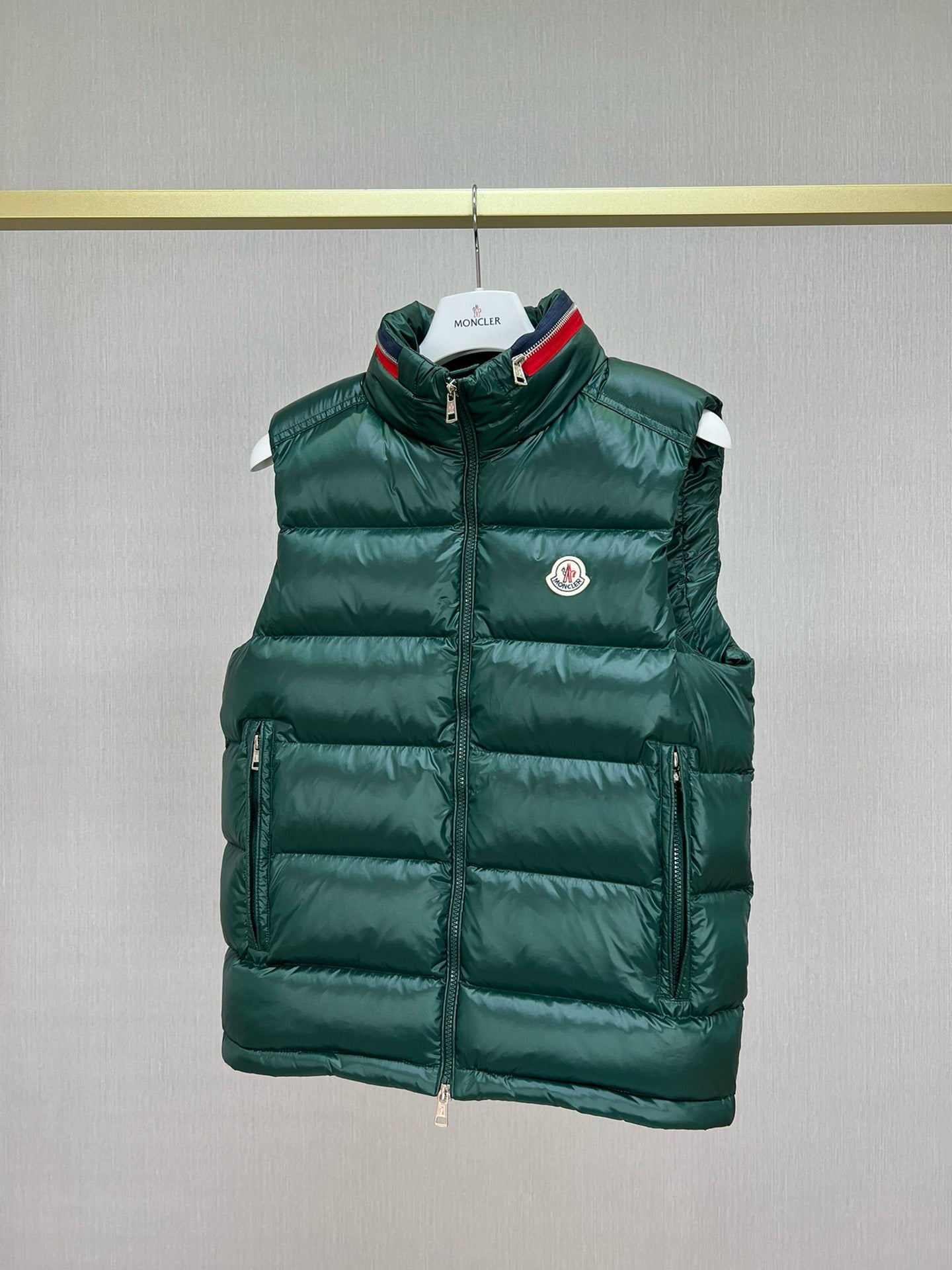 Schwarze und grüne Jacke