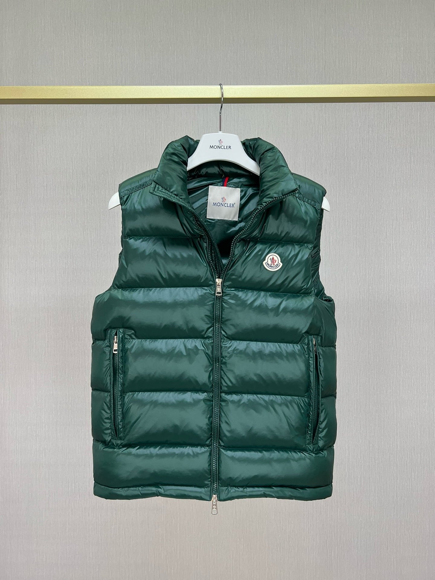 Schwarze und grüne Jacke