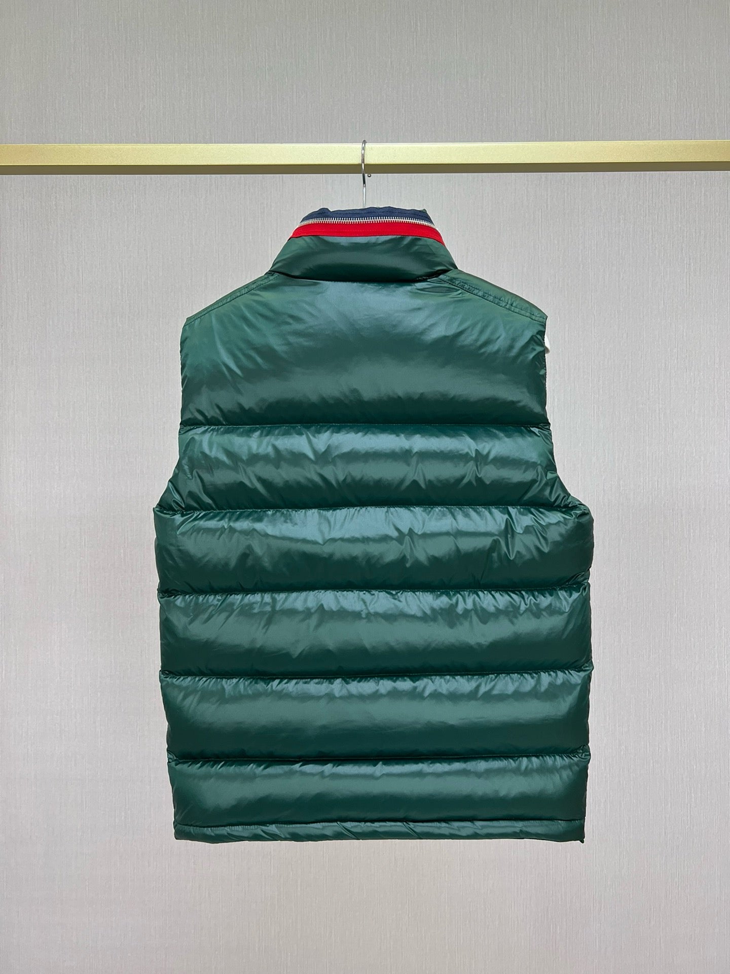 Schwarze und grüne Jacke