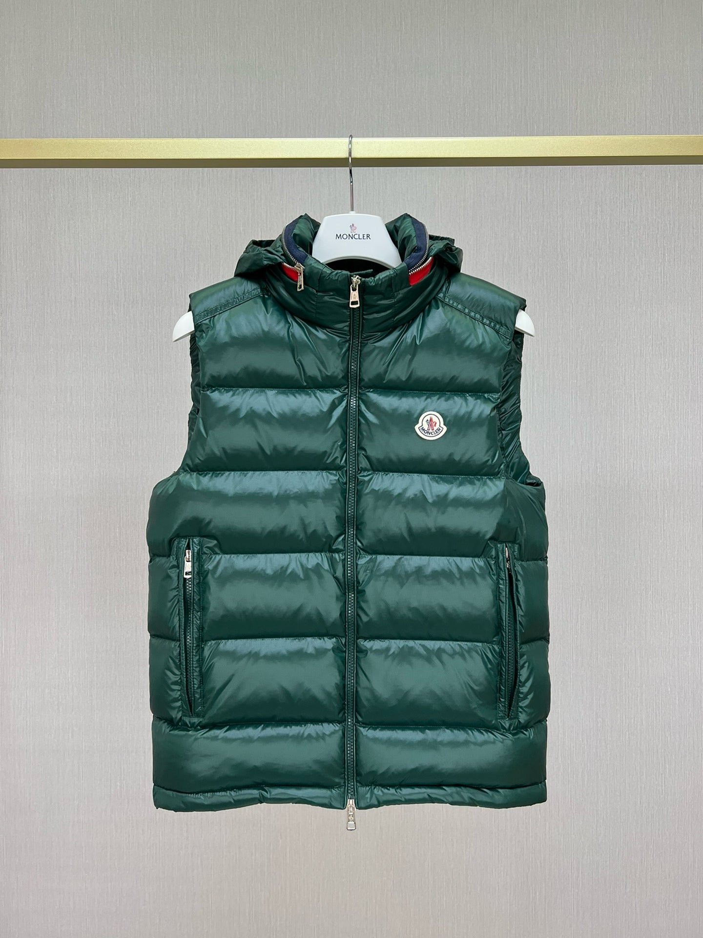 Schwarze und grüne Jacke