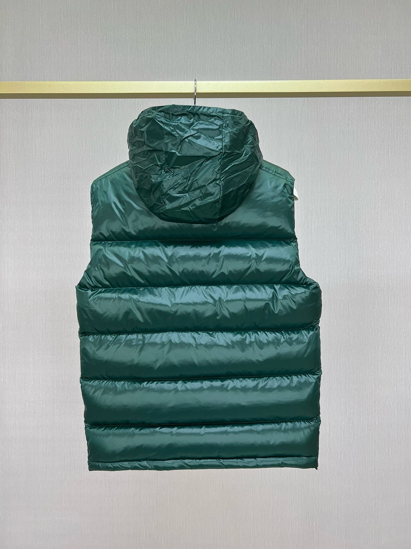 Schwarze und grüne Jacke