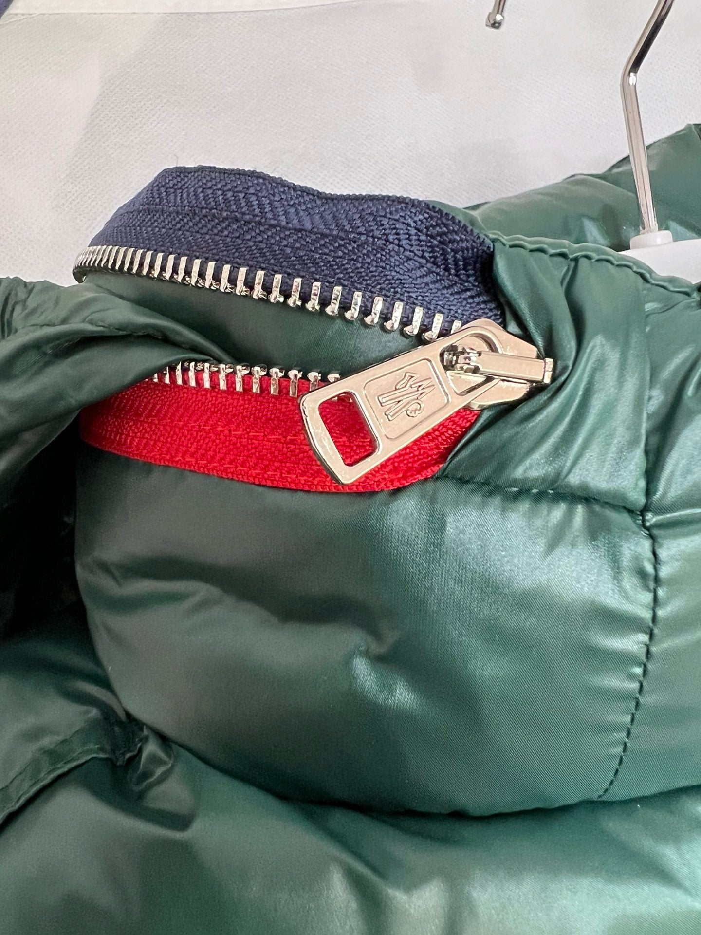 Schwarze und grüne Jacke