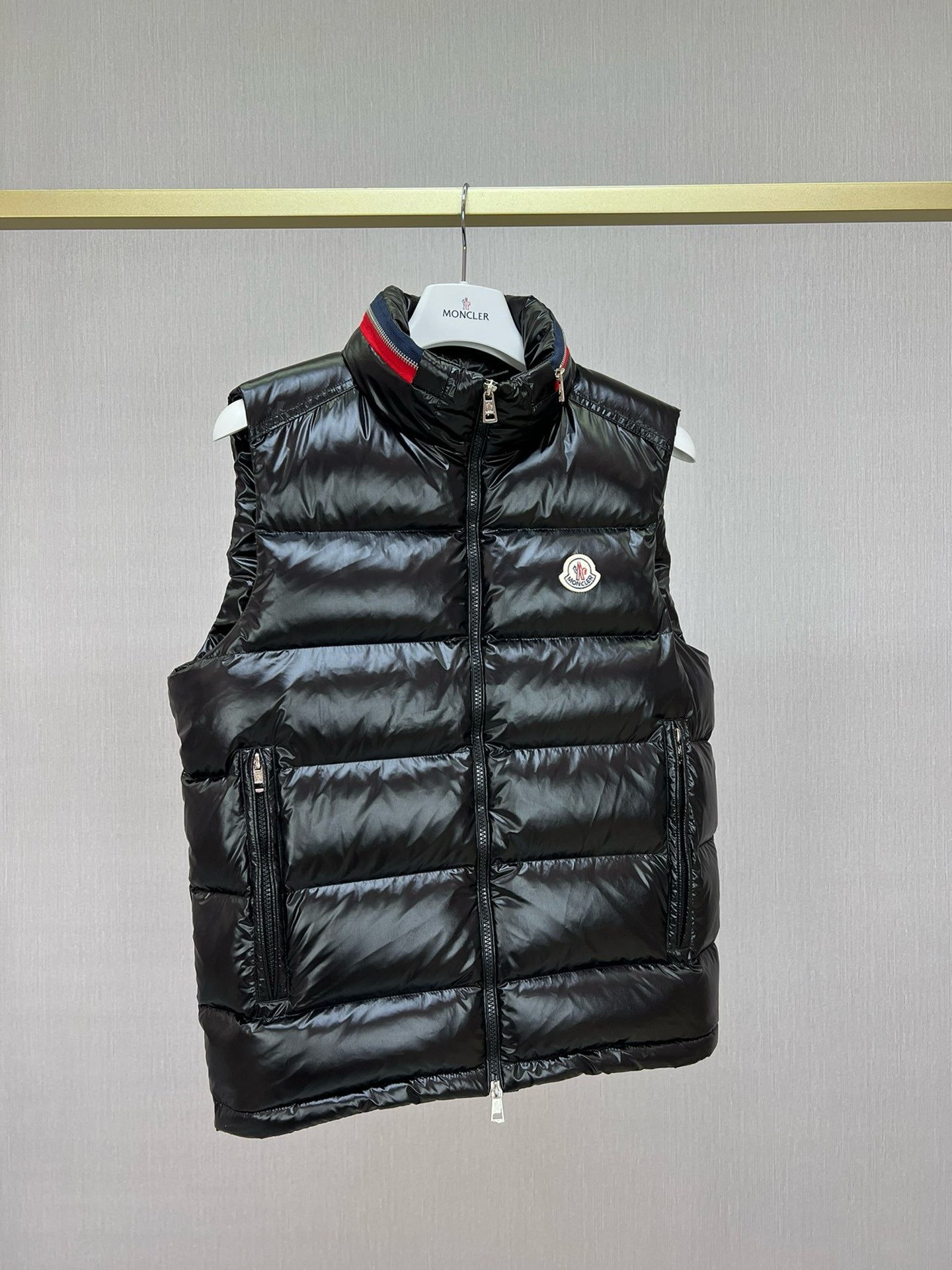 Schwarze und grüne Jacke