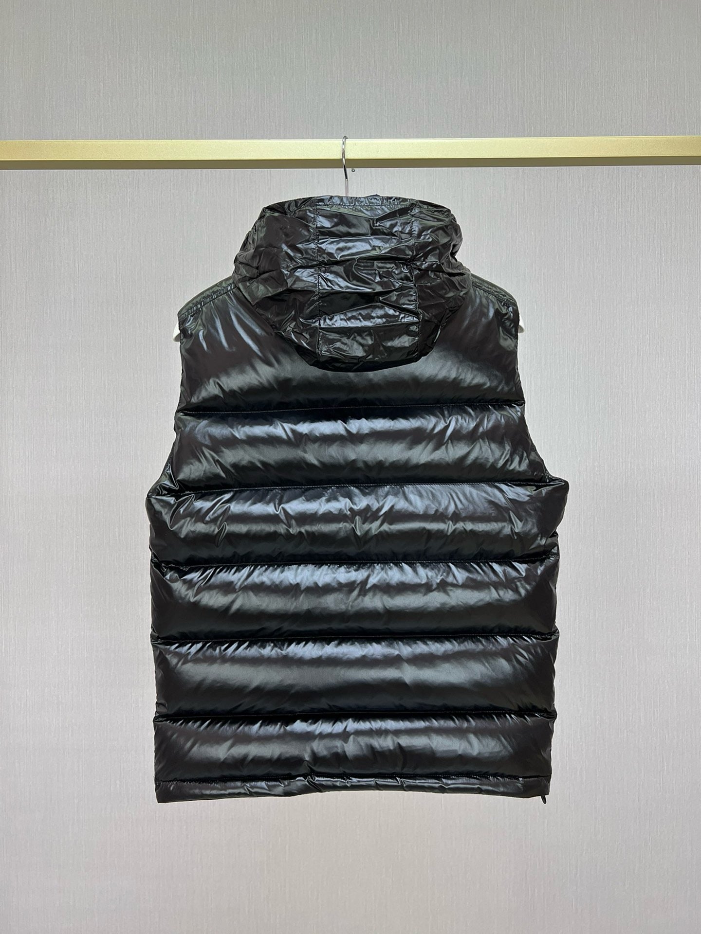 Schwarze und grüne Jacke